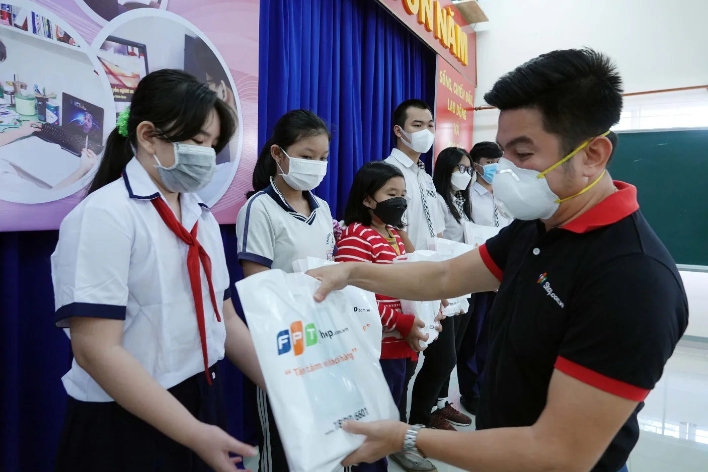 FPT Shop cùng T.Ư Đoàn và báo Thanh Niên tặng 100 máy tính bảng cho học sinh có hoàn cảnh khó khăn
