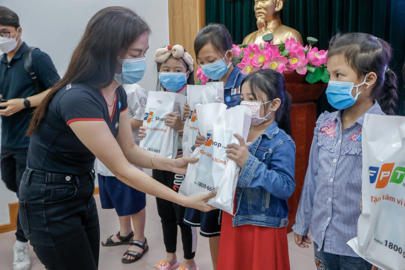 FPT Shop cùng T.Ư Đoàn và báo Thanh Niên tặng 100 máy tính bảng cho học sinh có hoàn cảnh khó khăn