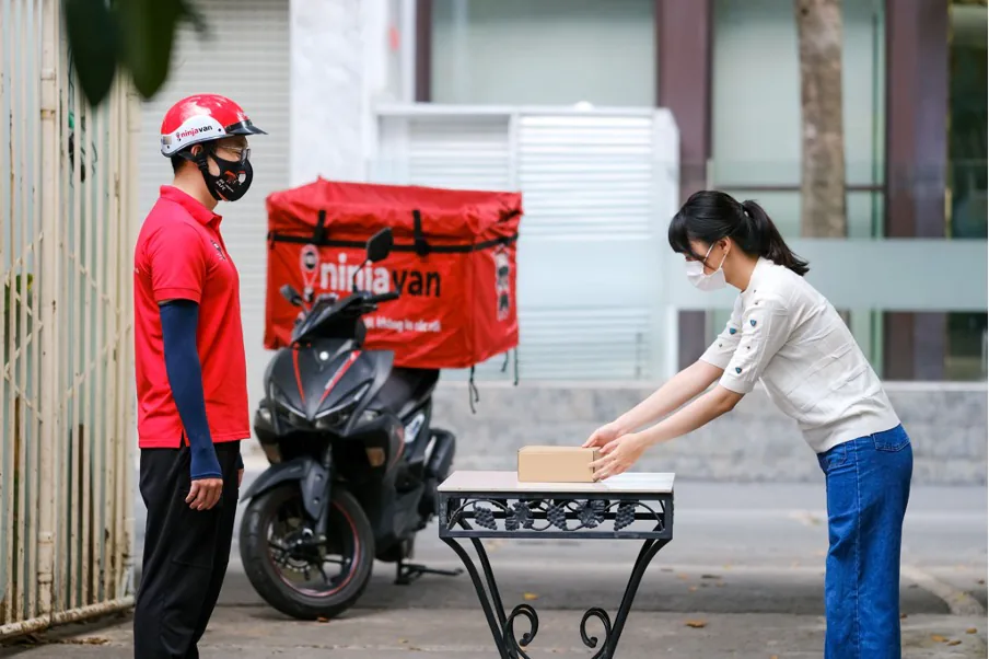 Dịch vụ giao hàng cá nhân toàn quốc của Ninja Van trên GrabExpress giúp hàng chục triệu khách hàng vận chuyển hàng hóa an toàn, tiện lợi trong mùa dịch Covid-19