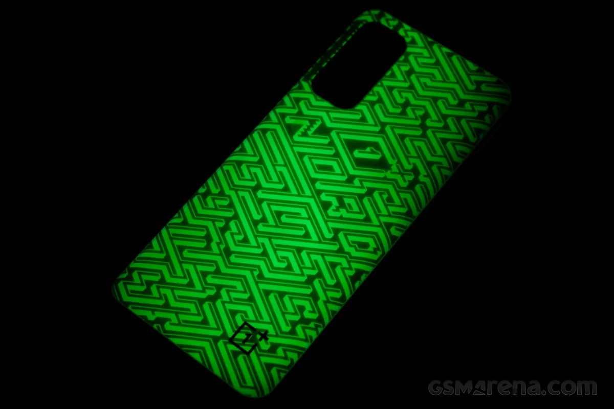 OnePlus ra mắt Nord 2 Pac-Man Edition với cách đóng hộp mới và mặt lưng phát sáng trong đêm