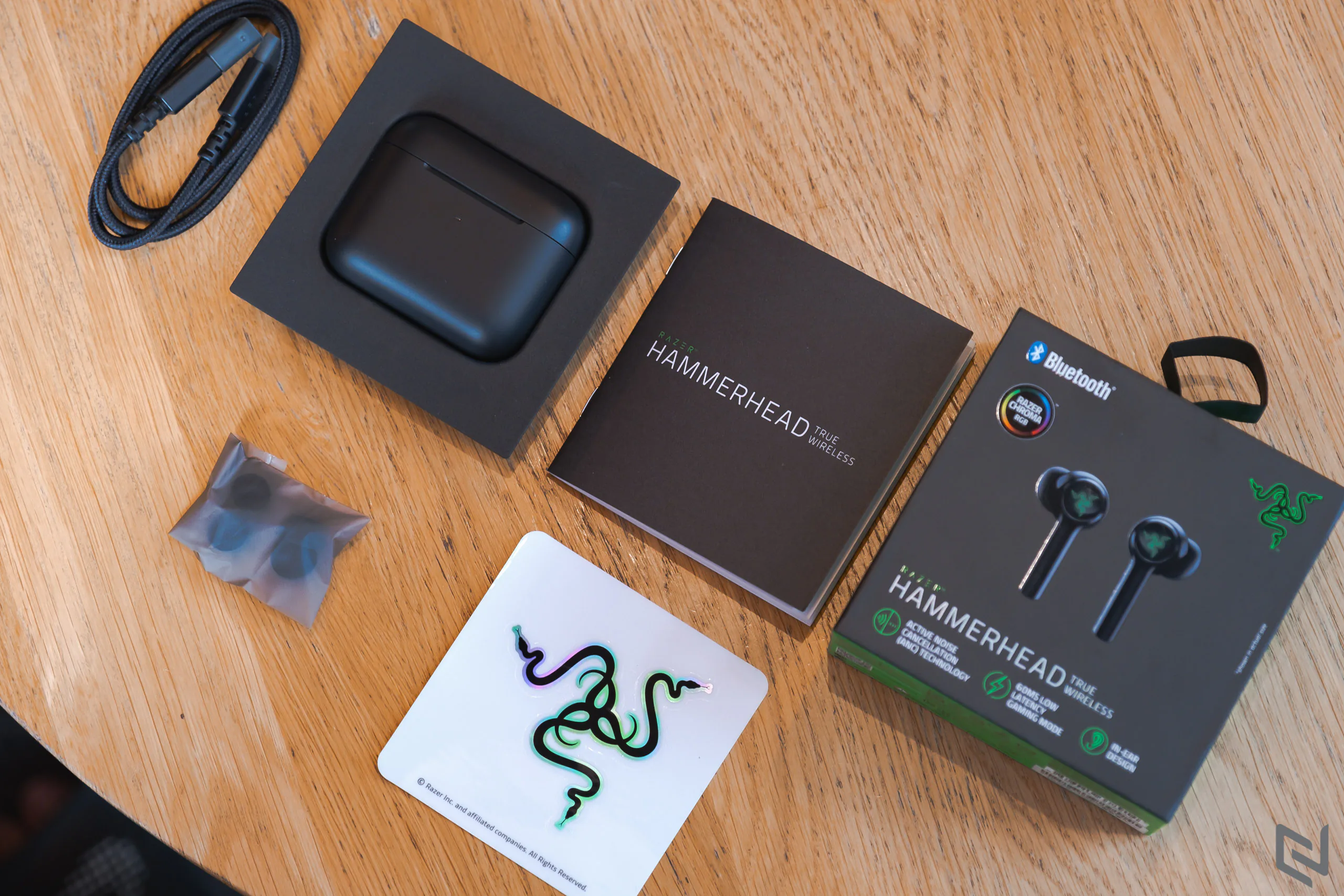 Đánh giá Razer HammerHead True Wireless 2021: Tai nghe không dây đậm chất game thủ, đèn LED đẹp mắt, chế độ Gaming Mode giảm độ trễ ấn tượng