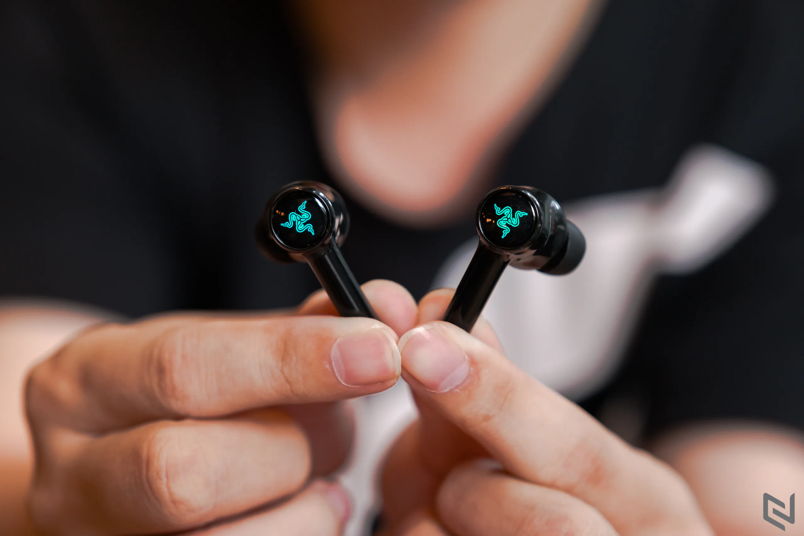 Đánh giá Razer HammerHead True Wireless 2021: Tai nghe không dây đậm chất game thủ, đèn LED đẹp mắt, chế độ Gaming Mode giảm độ trễ ấn tượng