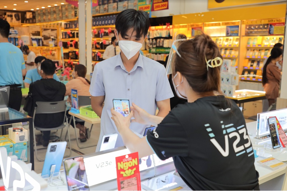 Cận cảnh loạt vivo V23e đầu tiên đến tay người dùng tại Việt Nam