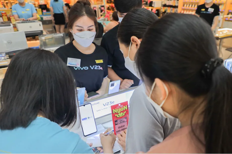 Cận cảnh loạt vivo V23e đầu tiên đến tay người dùng tại Việt Nam