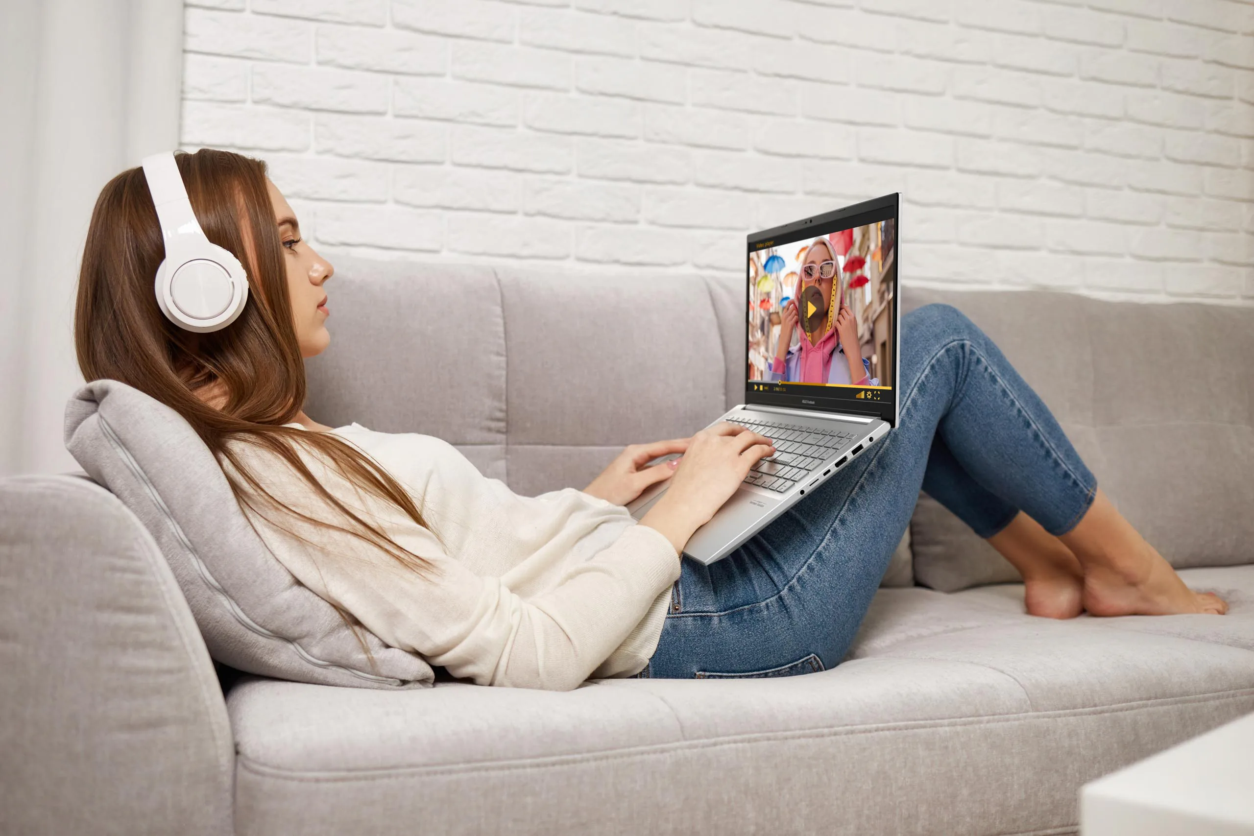 ASUS giới thiệu Vivobook 14 OLED (M3401), hiệu năng bức phá với chip AMD 8 nhân Ryzen 7 5800H