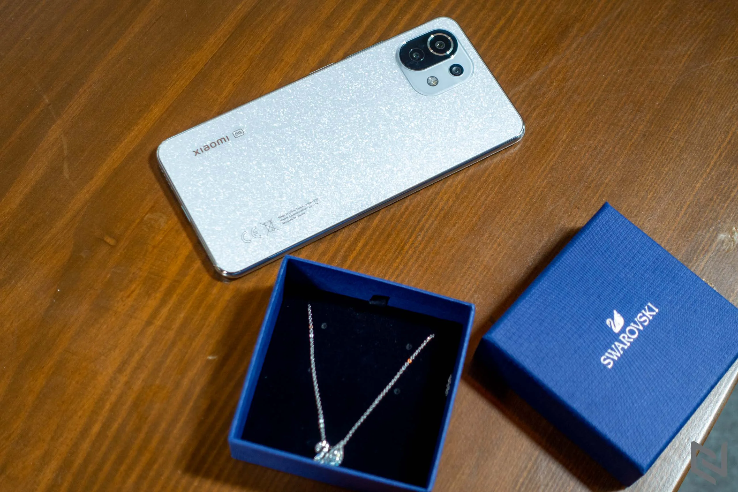 Mở hộp sản phẩm đặc biệt Xiaomi 11 Lite 5G NE cùng dây chuyền Swarovski tinh tế