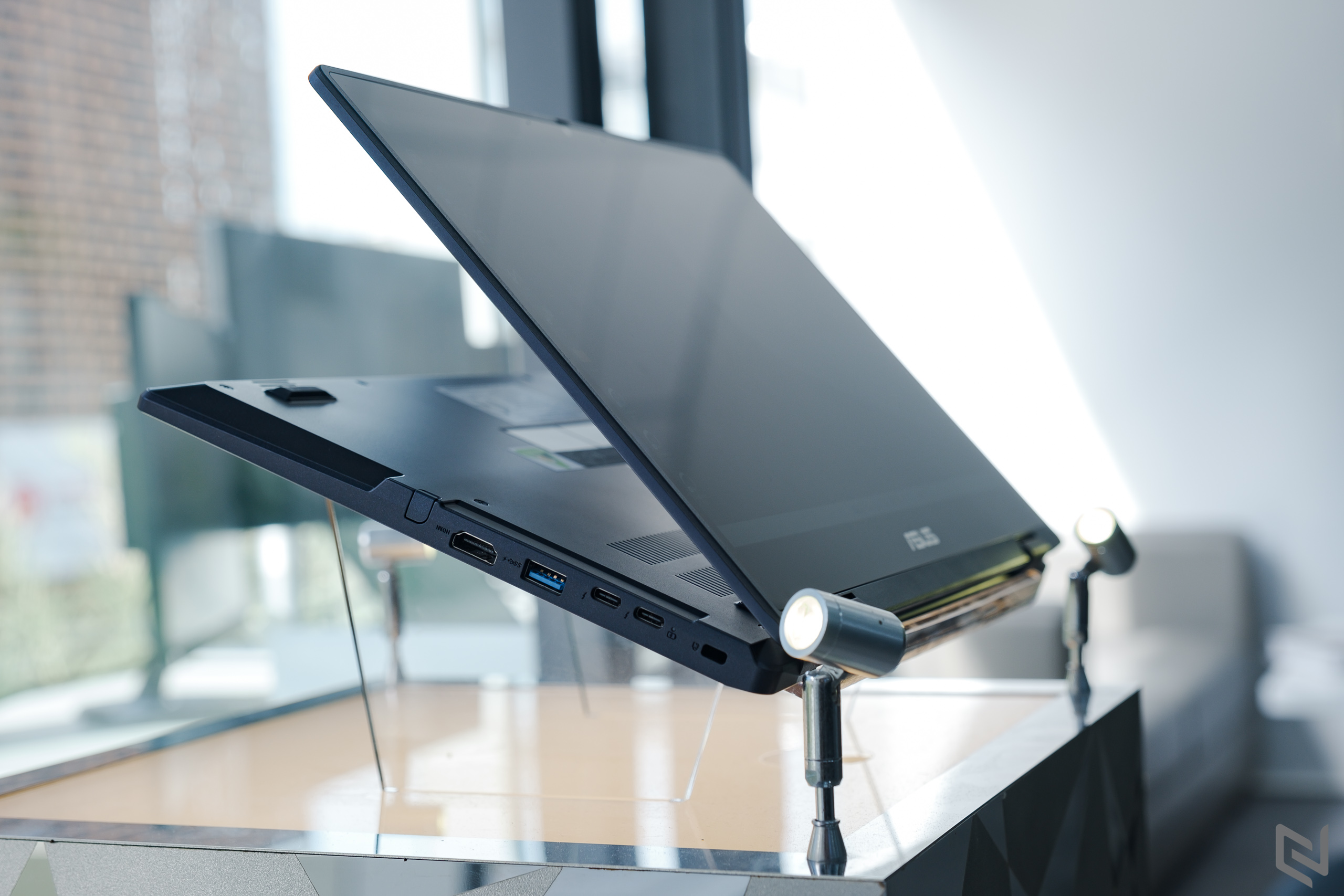 ASUS ra mắt ExpertBook B3 Flip, laptop xoay gập chuyên biệt dành cho giáo dục & doanh nghiệp