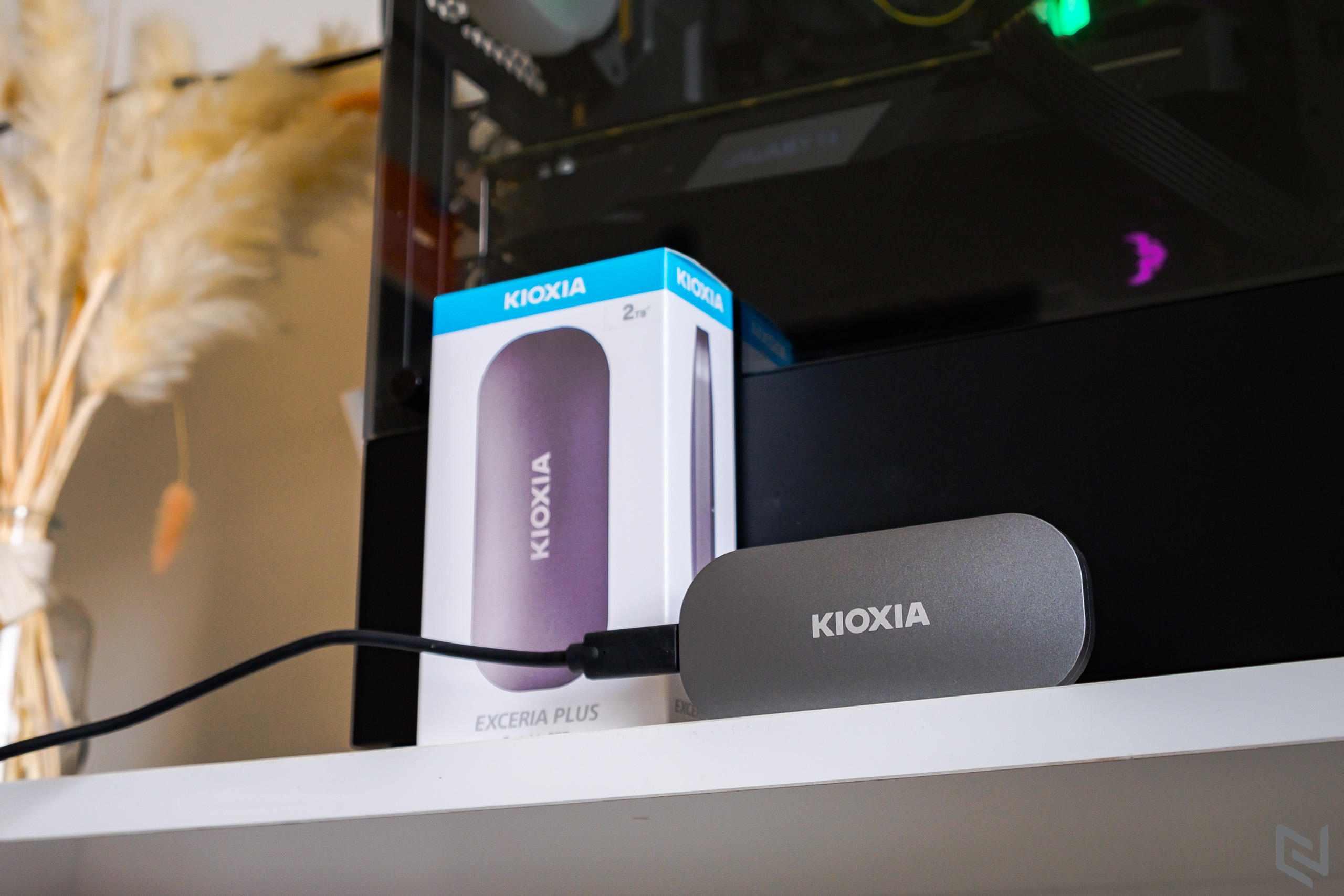 Trên tay SSD di động Kioxia Exceria Plus cùng USB TransMemory U366, bộ đôi hoàn hảo cho công việc cần lưu trữ di động