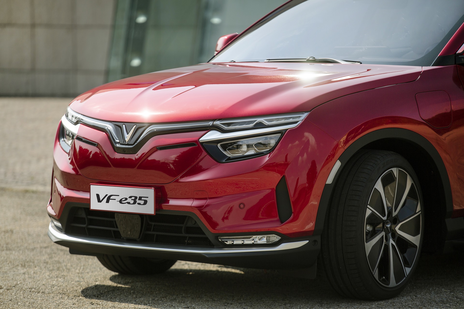 Chủ tịch tập đoàn Vingroup thành lập Công ty cho thuê xe và taxi điện VinFast