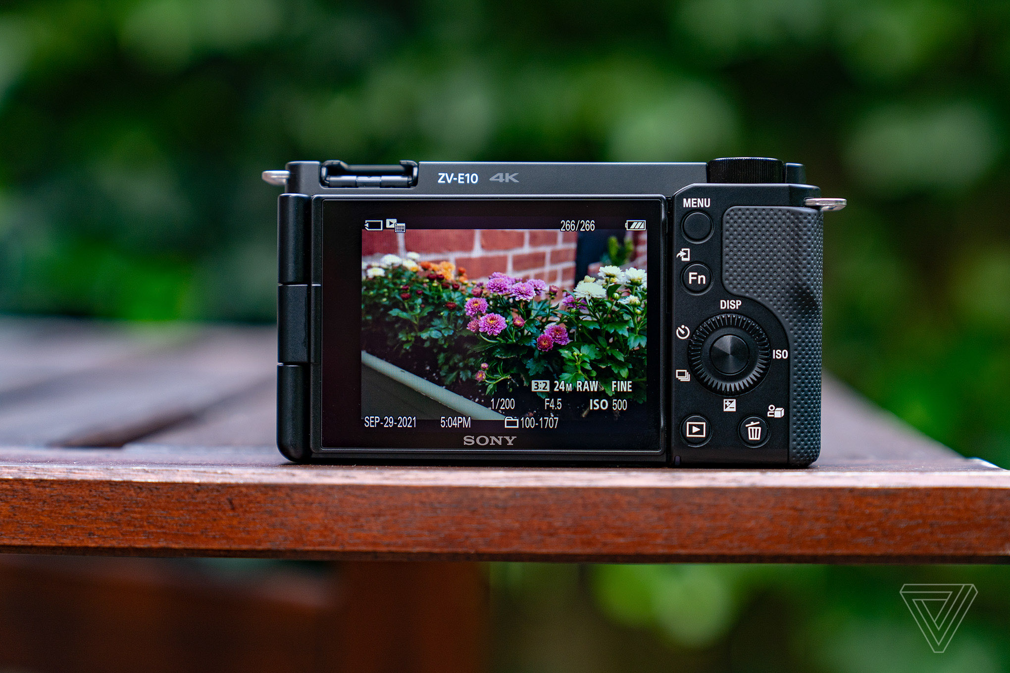 Sony tiếp tục hoãn các đơn hàng máy ảnh ZV-E10 do thiếu hụt chip