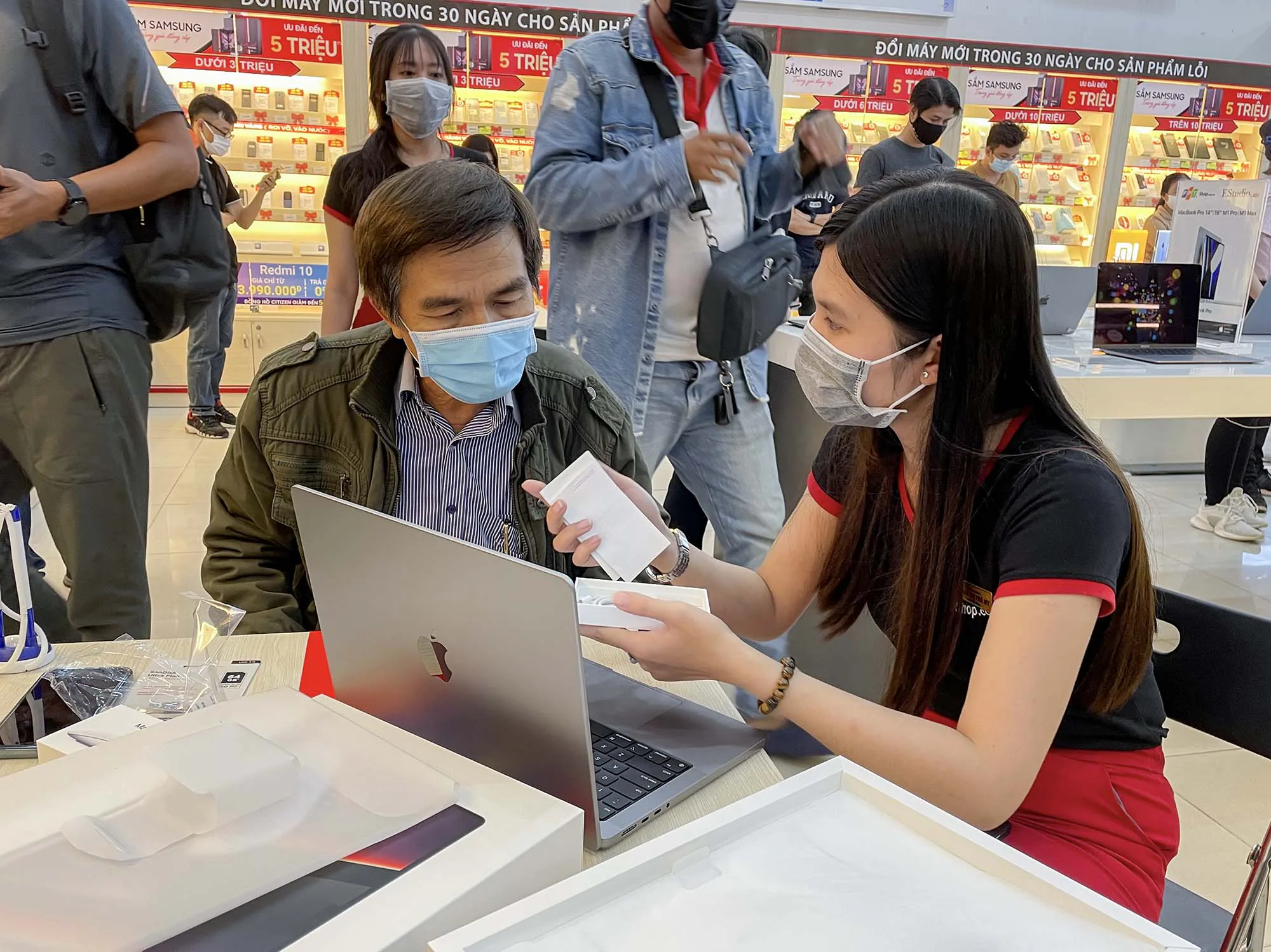 FPT Shop & F.Studio by FPT là chuỗi cửa hàng chính hãng đầu tiên mở bán Macbook Pro 14” | 16” 2021 vi xử lý M1 Pro & M1 Max