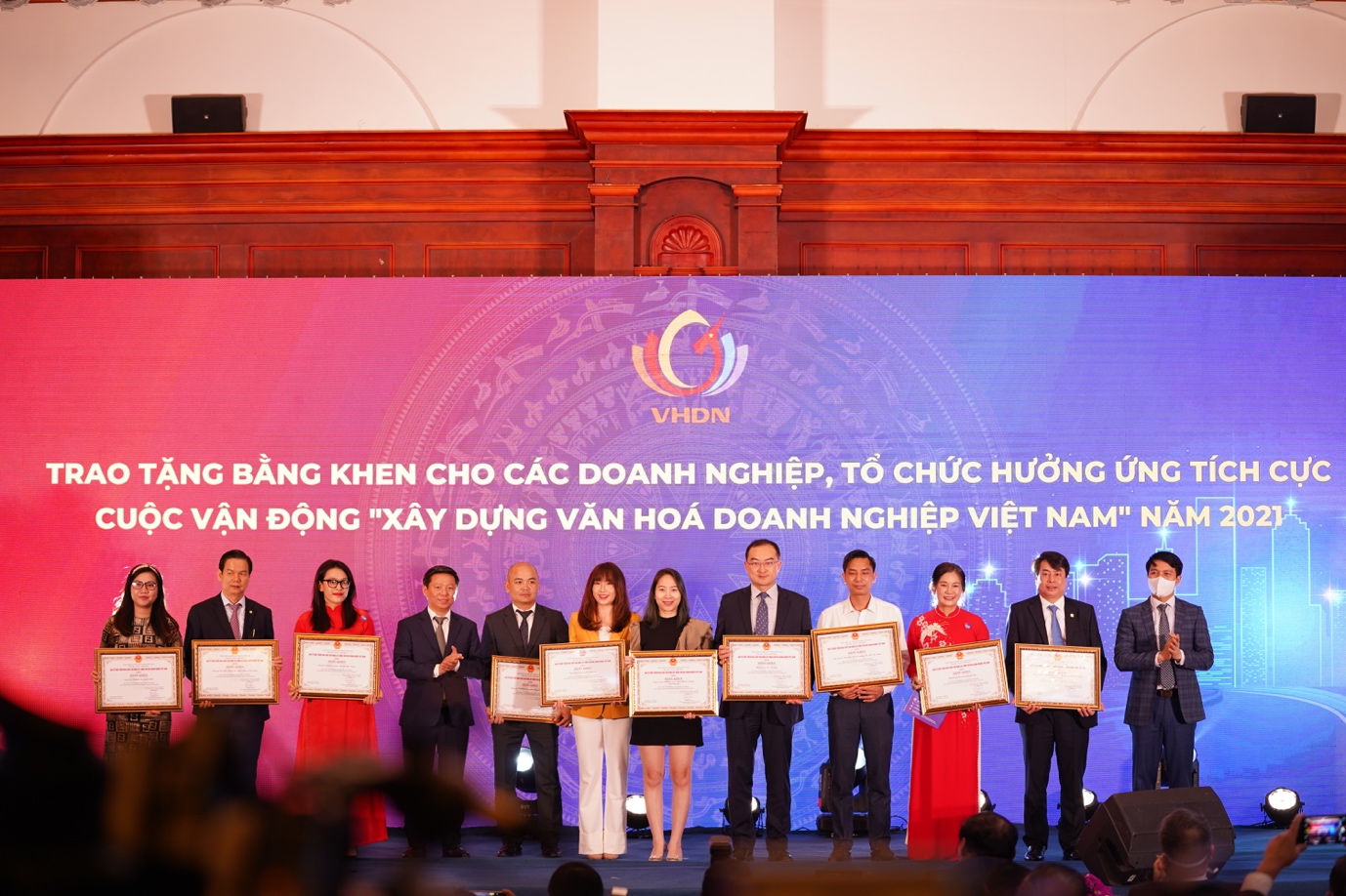 Huawei vinh dự nhận bằng khen Doanh nghiệp hưởng ứng tích cực  cuộc vận động “Xây dựng văn hoá doanh nghiệp Việt Nam” năm 2021