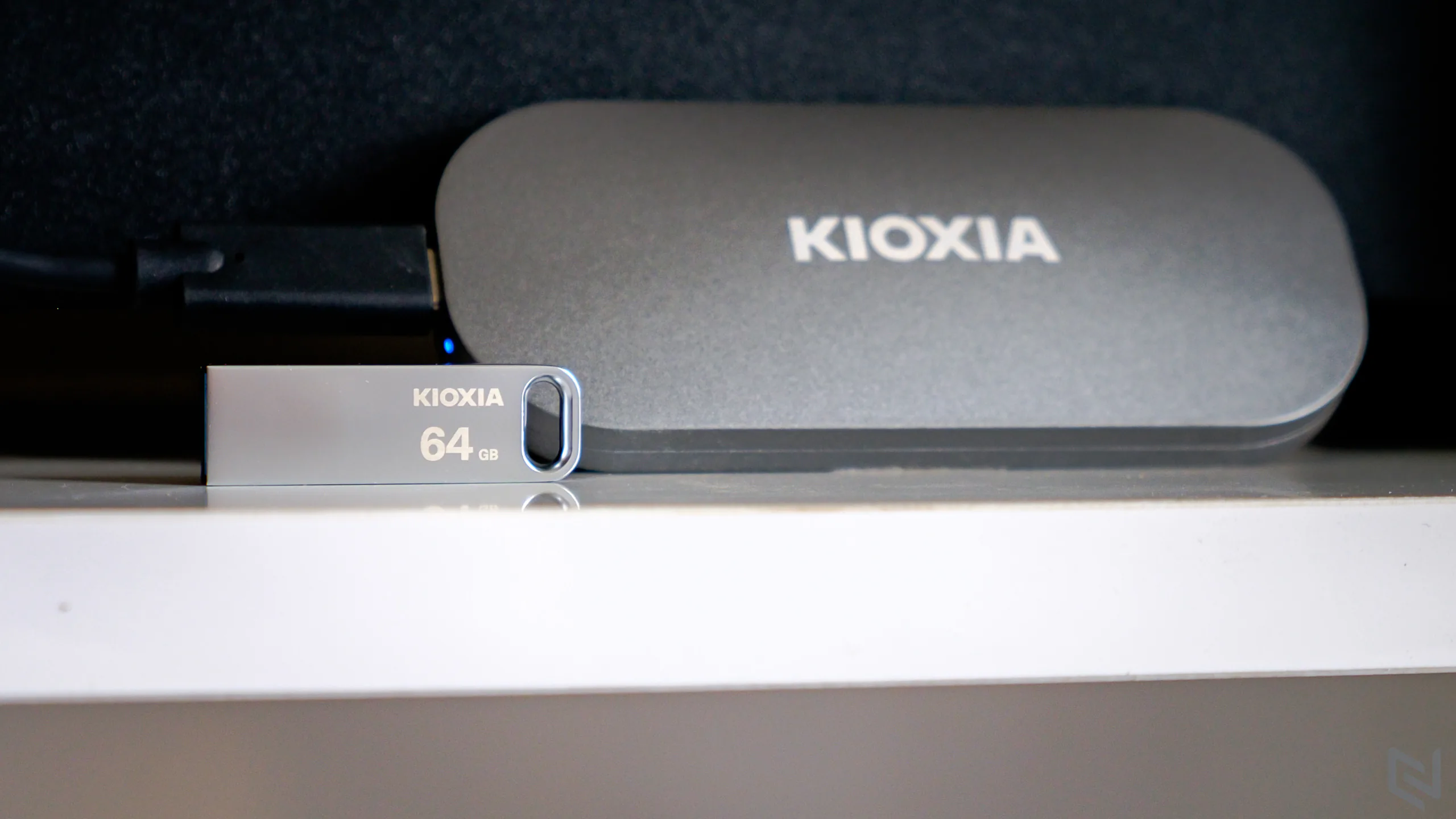 Trên tay SSD di động Kioxia Exceria Plus cùng USB TransMemory U366, bộ đôi hoàn hảo cho công việc cần lưu trữ di động