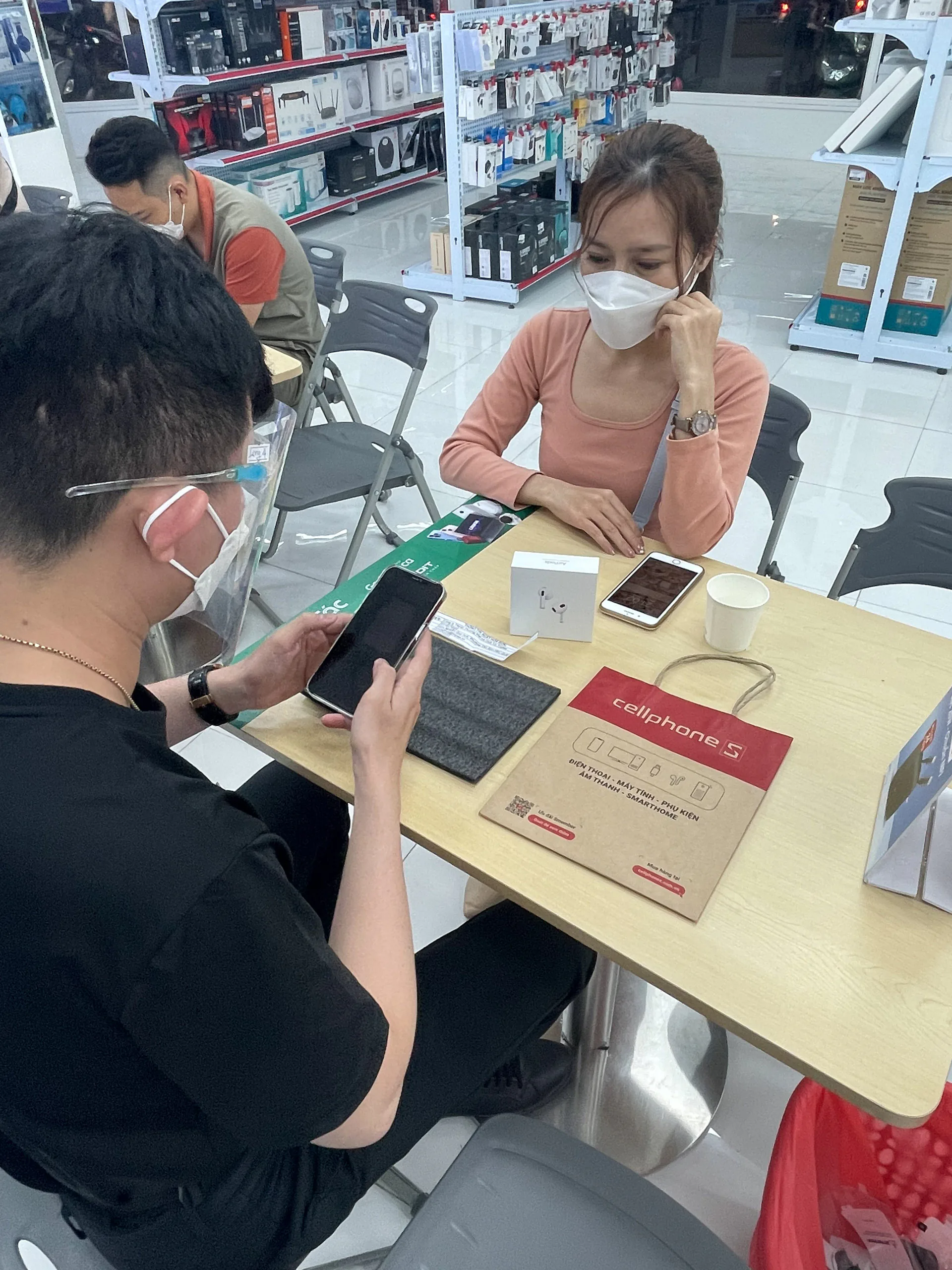 Macbook Pro 2021 chính hãng cháy hàng, AirPods 3 mở bán tại CellphoneS