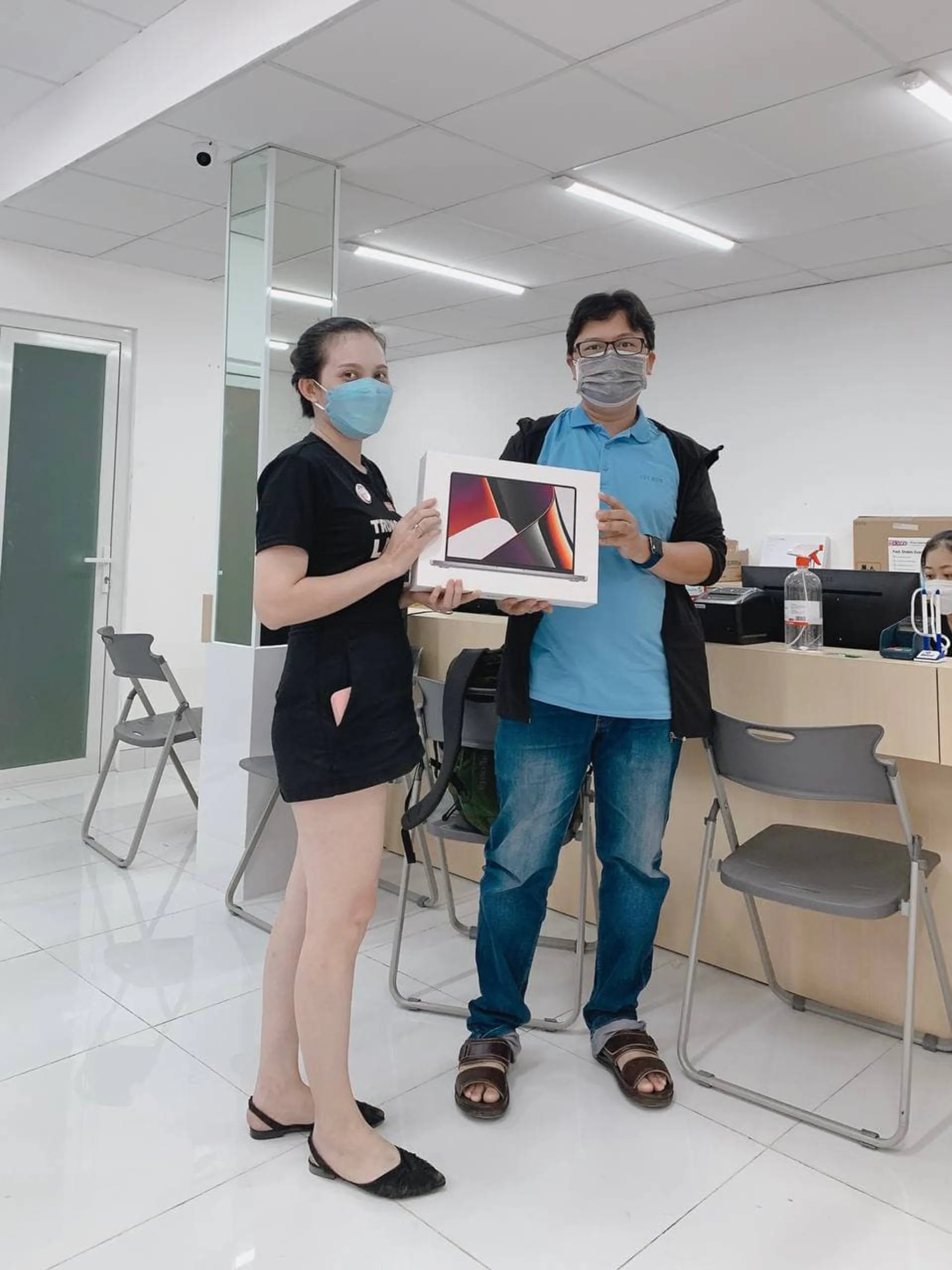 Macbook Pro 2021 chính hãng cháy hàng, AirPods 3 mở bán tại CellphoneS