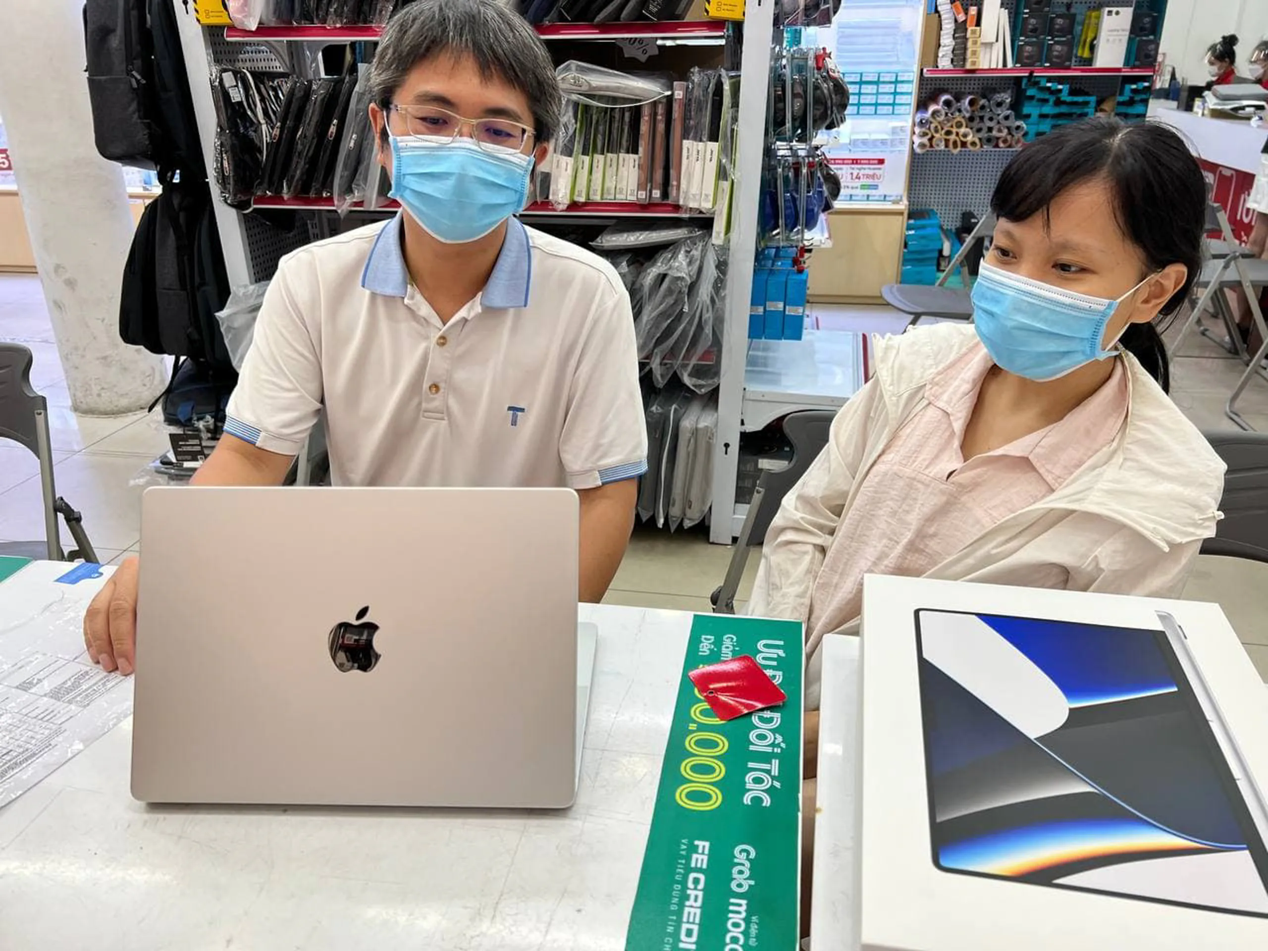 Macbook Pro 2021 chính hãng cháy hàng, AirPods 3 mở bán tại CellphoneS
