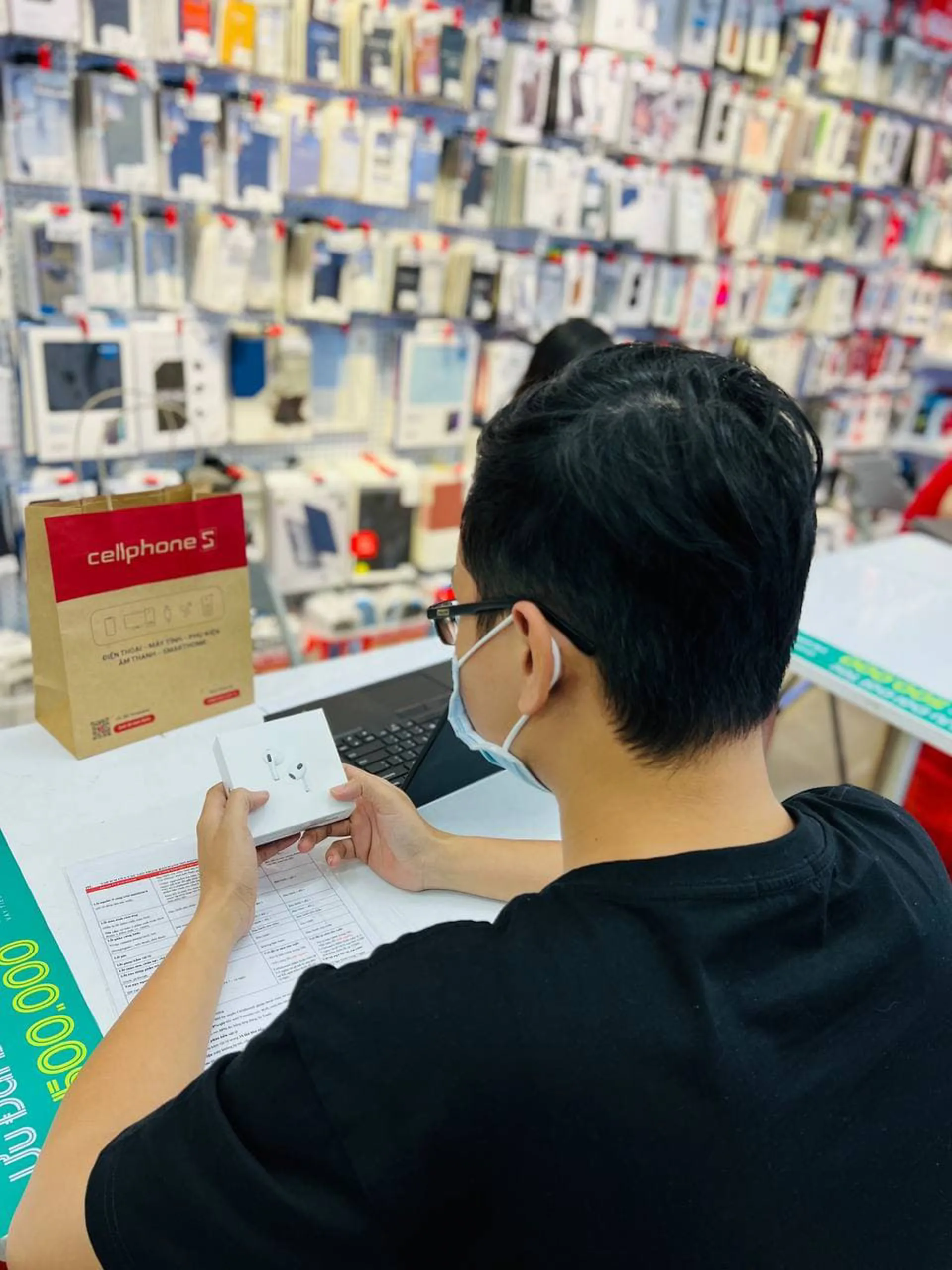 Macbook Pro 2021 chính hãng cháy hàng, AirPods 3 mở bán tại CellphoneS