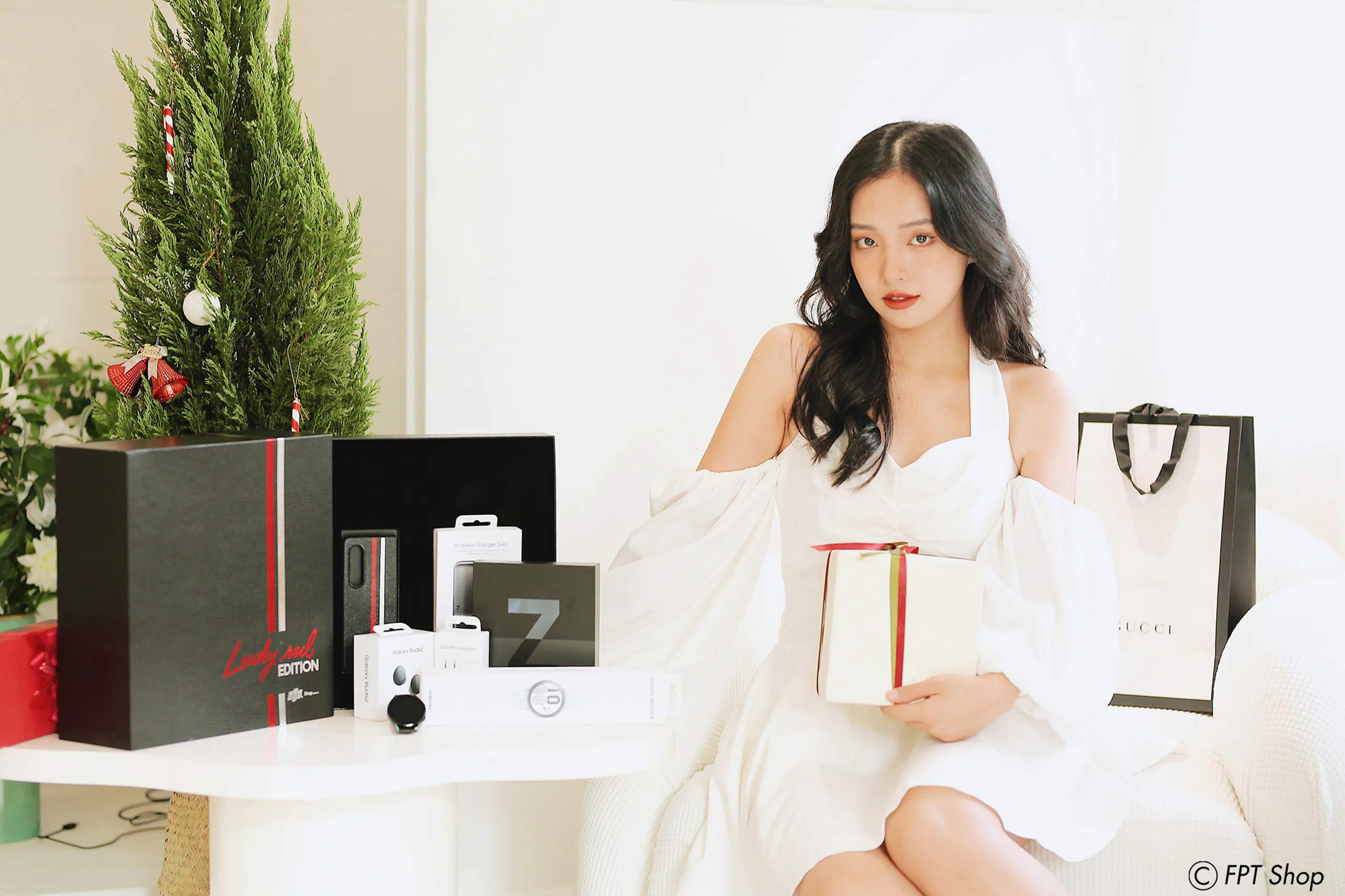 Những khách hàng đầu tiên trúng bộ quà 60 triệu đồng khi mua sản phẩm Samsung tại FPT Shop