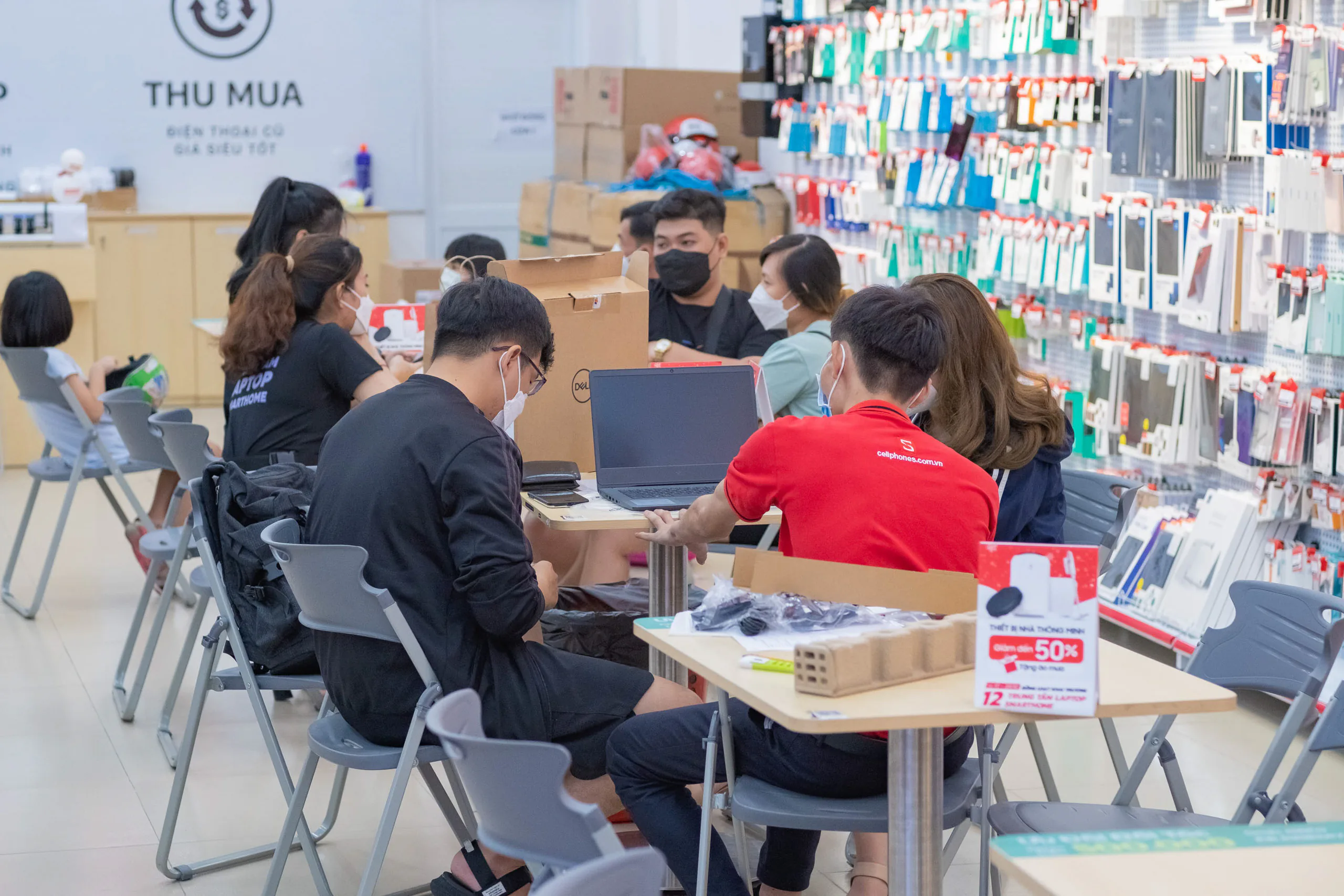 CellphoneS khai trương đồng loạt 12 Trung tâm laptop - thiết bị nhà thông minh.