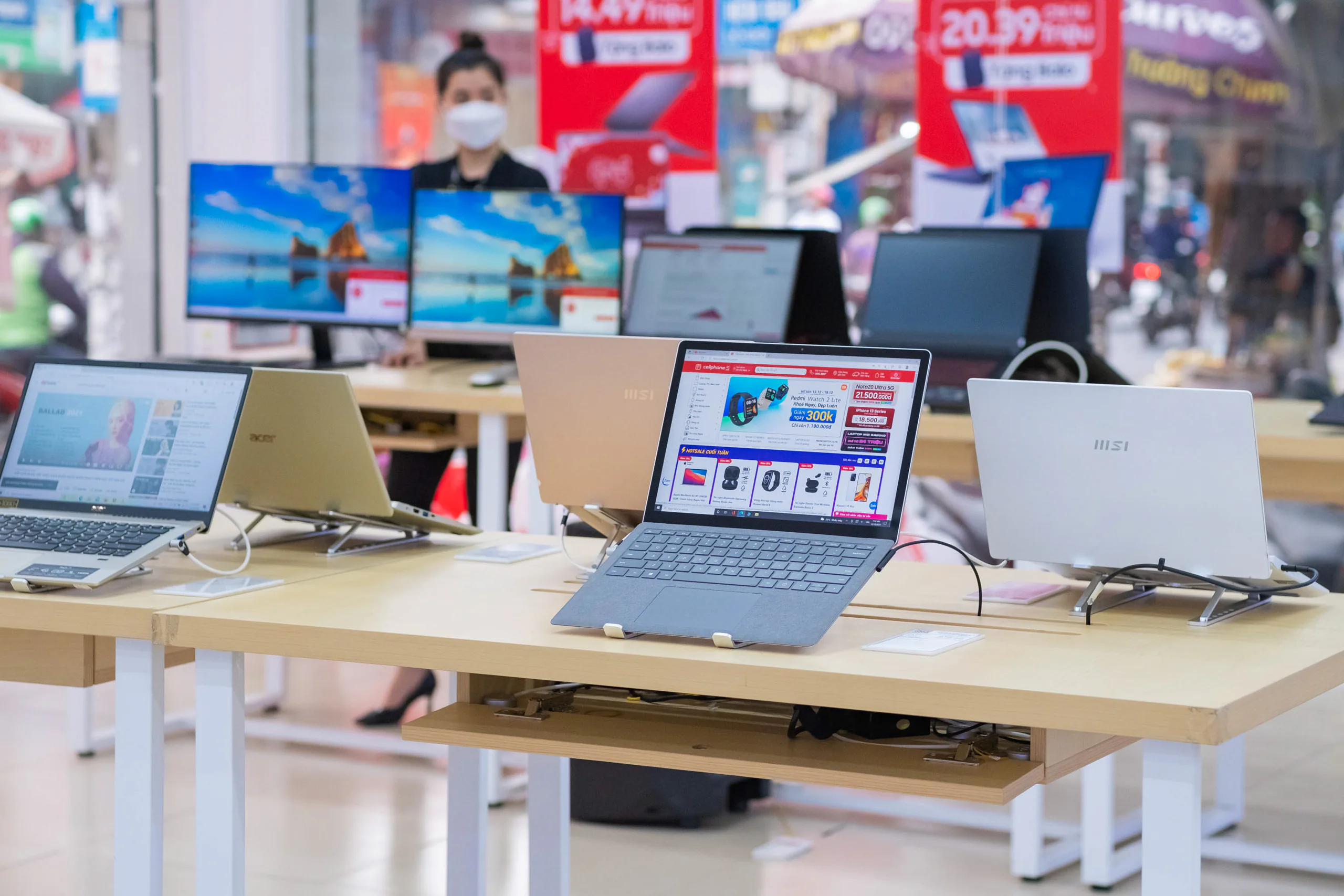 CellphoneS khai trương đồng loạt 12 Trung tâm laptop - thiết bị nhà thông minh.