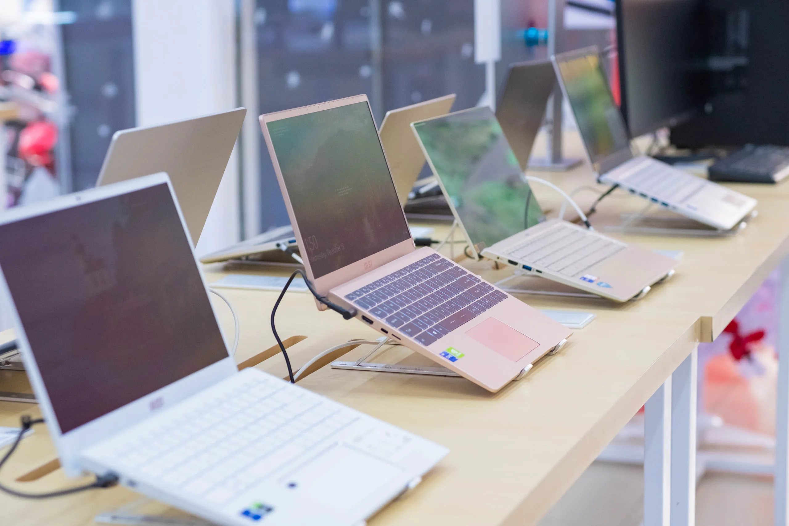 CellphoneS khai trương đồng loạt 12 Trung tâm laptop - thiết bị nhà thông minh.