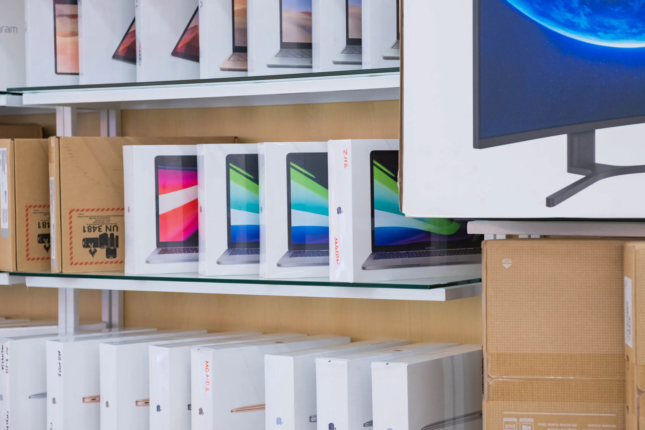 CellphoneS khai trương đồng loạt 12 Trung tâm laptop - thiết bị nhà thông minh.