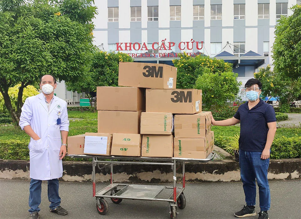 Võ Lâm Truyền Kỳ trao máy thở, máy tính xách tay và túi thuốc an sinh hỗ trợ khắc phục Covid-19