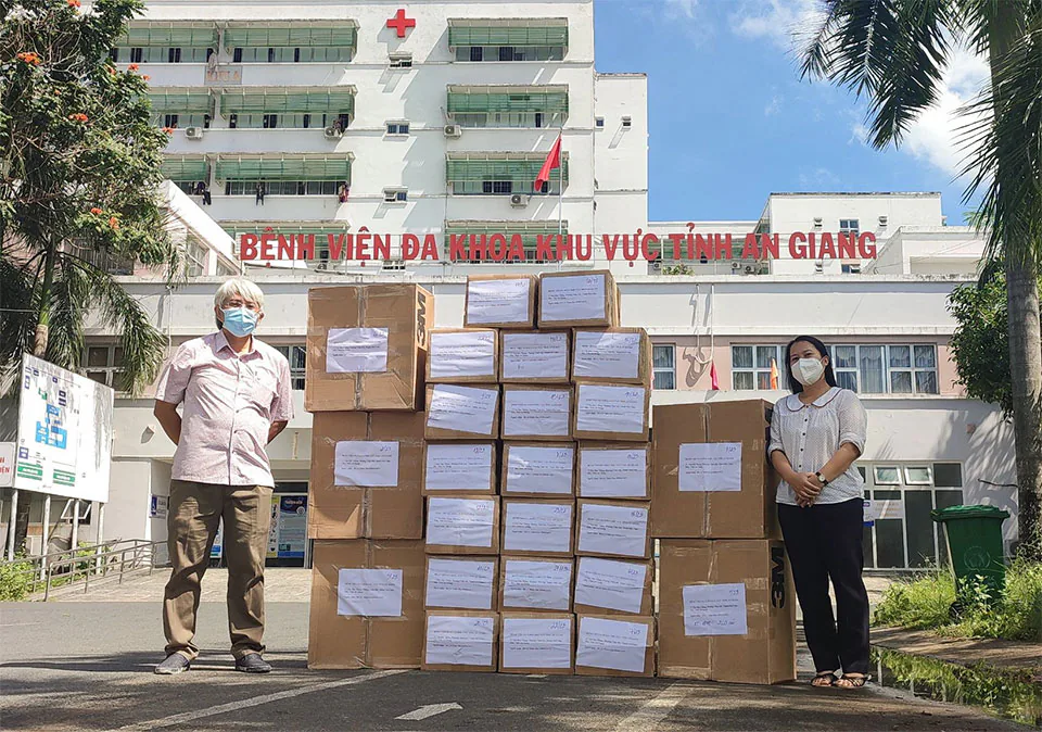Võ Lâm Truyền Kỳ trao máy thở, máy tính xách tay và túi thuốc an sinh hỗ trợ khắc phục Covid-19