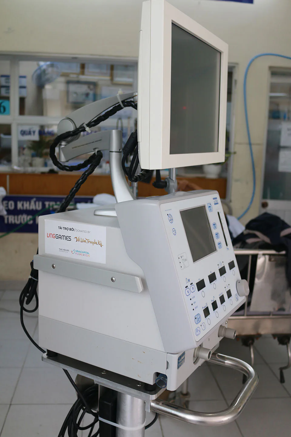 Võ Lâm Truyền Kỳ trao máy thở, máy tính xách tay và túi thuốc an sinh hỗ trợ khắc phục Covid-19