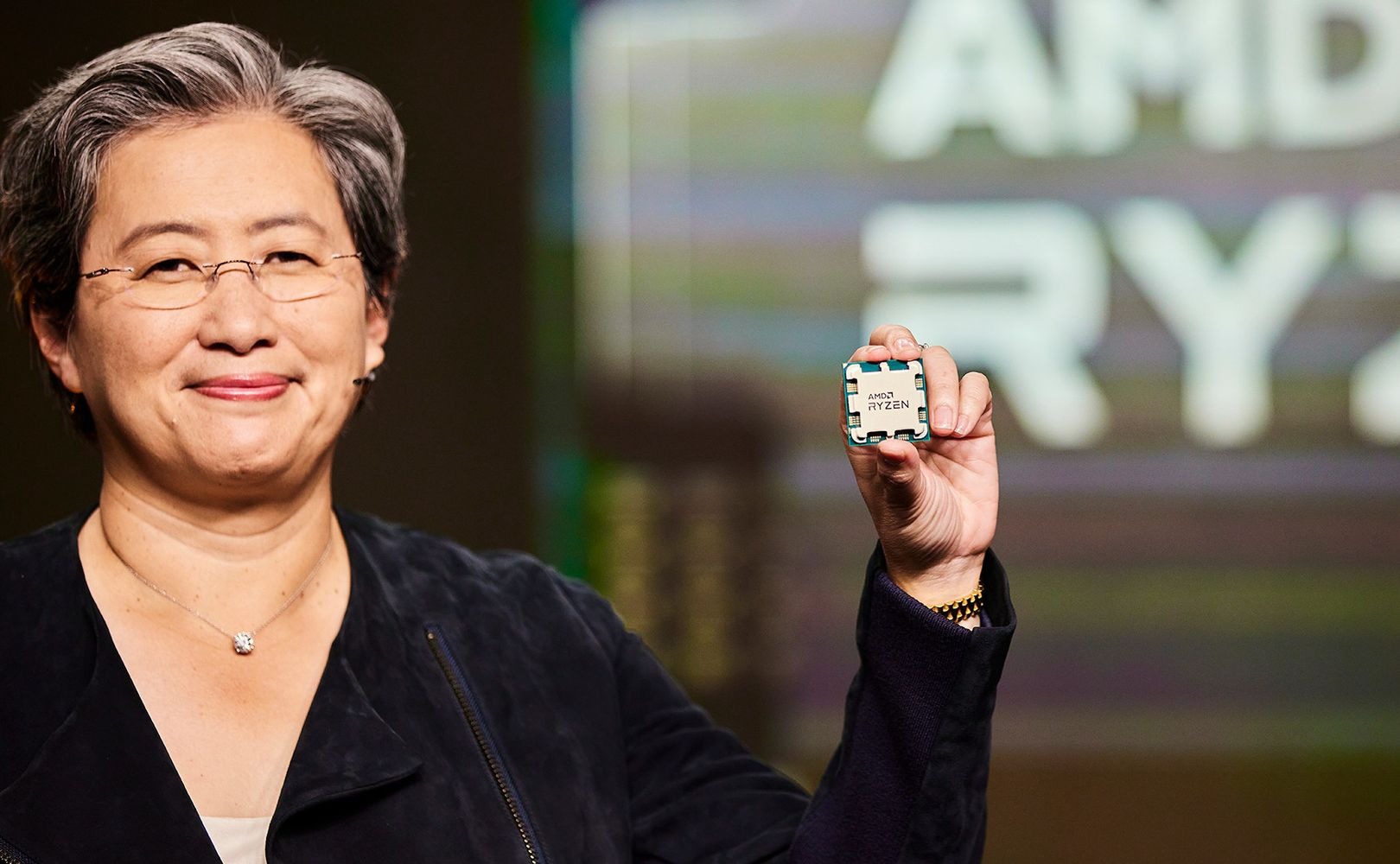 AMD ra mắt Ryzen 6000 cho nền tảng di động, CPU Ryzen 5800X3D và card đồ hoạ Radeon 6500 XT mới