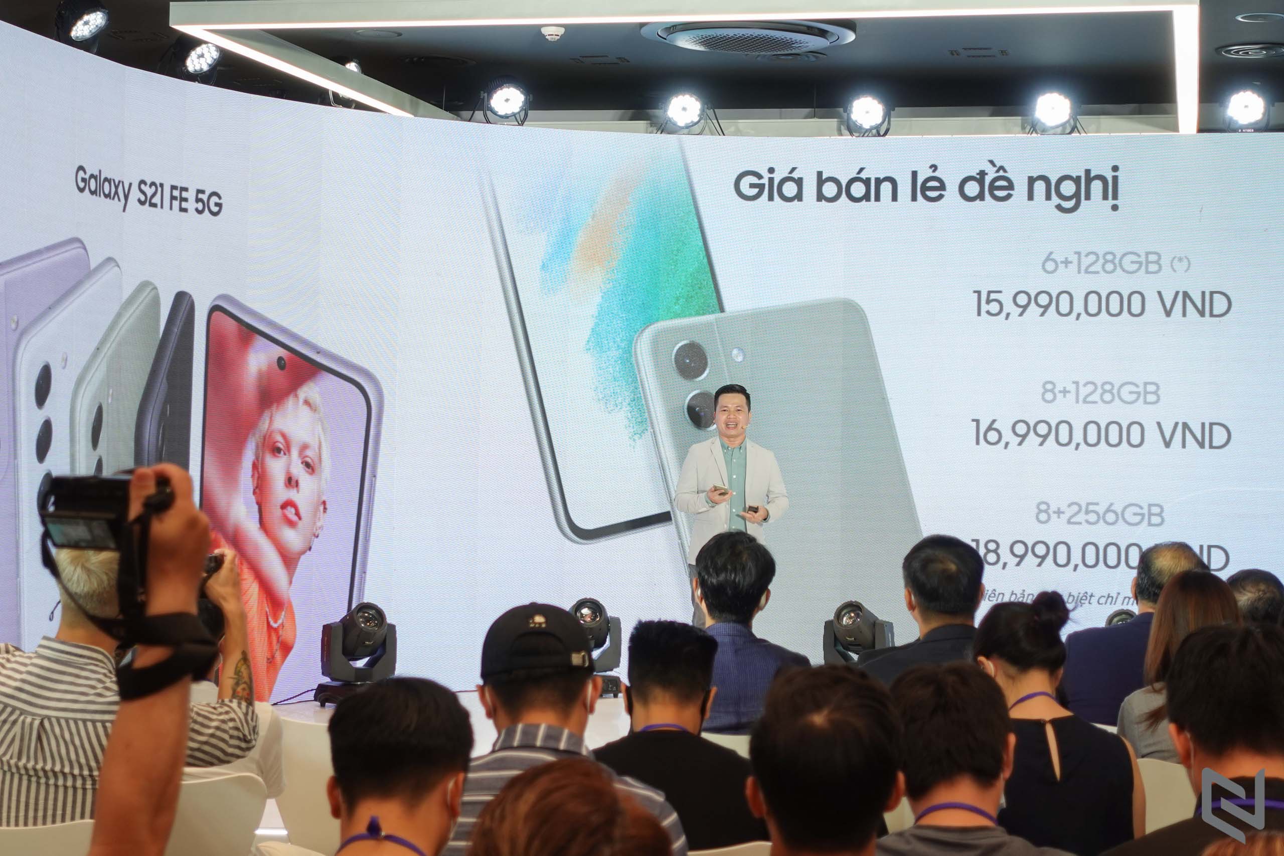 Galaxy S21 FE 5G ra mắt: Chiếc smartphone hàng đầu được thiết kế bừng khí chất cho fan hâm hộ