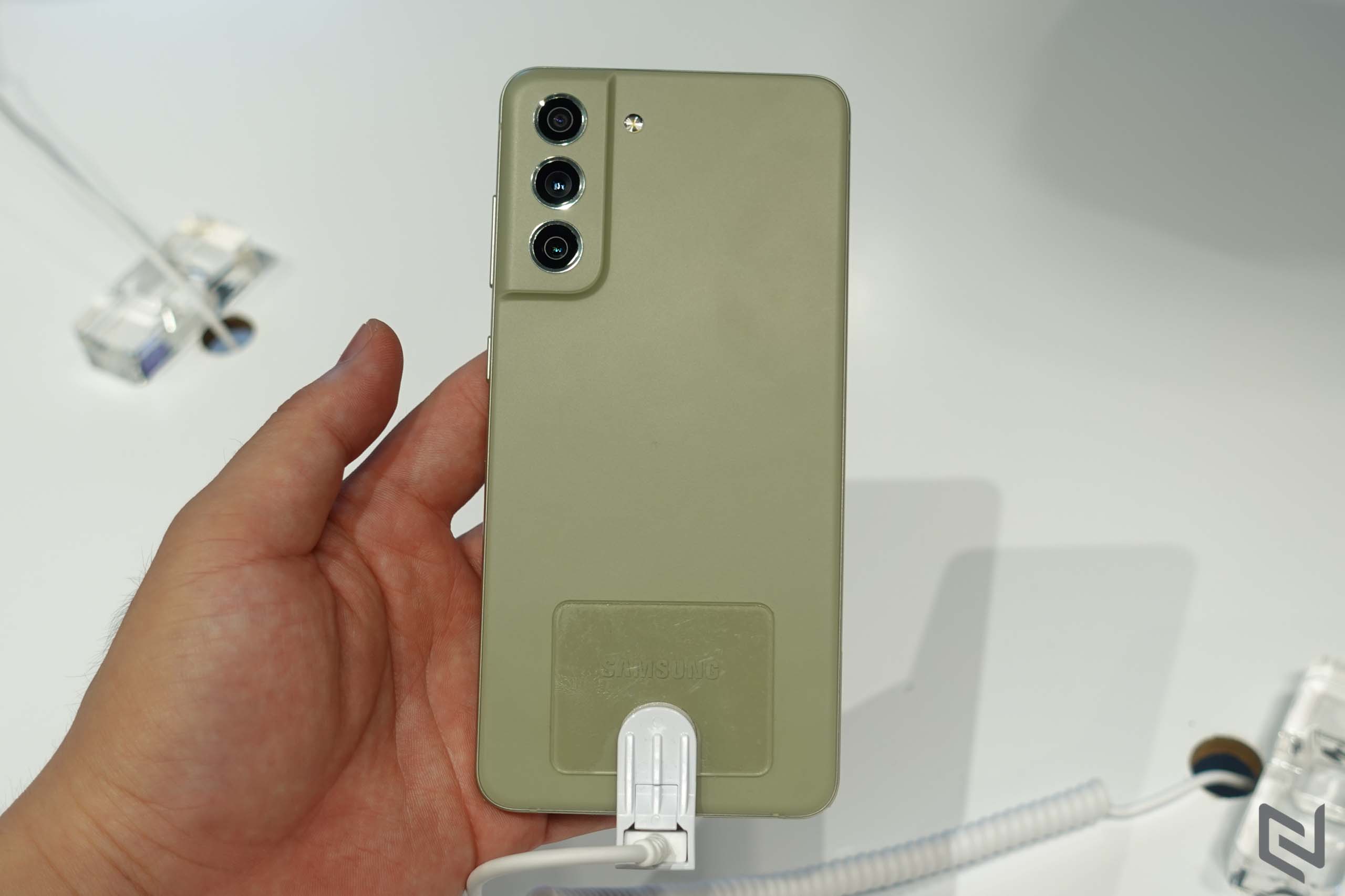 Galaxy S21 FE 5G ra mắt: Chiếc smartphone hàng đầu được thiết kế bừng khí chất cho fan hâm hộ