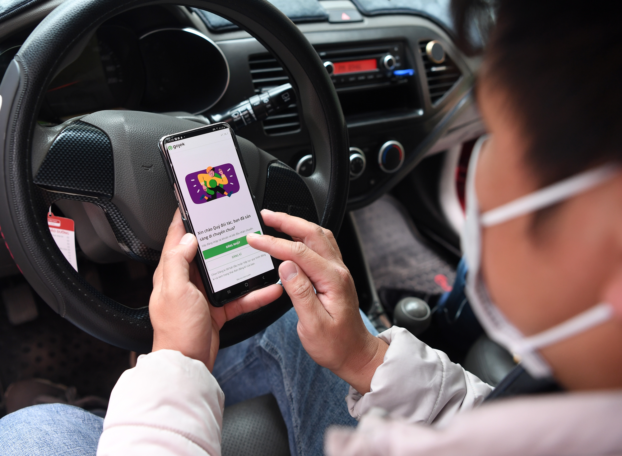 Gojek chính thức triển khai dịch vụ gọi xe ô tô công nghệ GoCar tại Hà Nội, trang bị đồng bộ màn chắn và máy lọc không khí trên xe