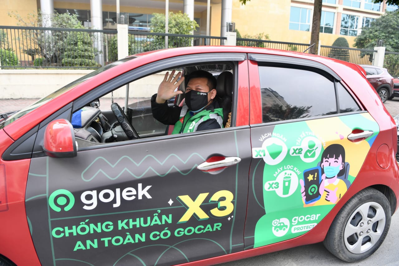 Gojek chính thức triển khai dịch vụ gọi xe ô tô công nghệ GoCar tại Hà Nội, trang bị đồng bộ màn chắn và máy lọc không khí trên xe