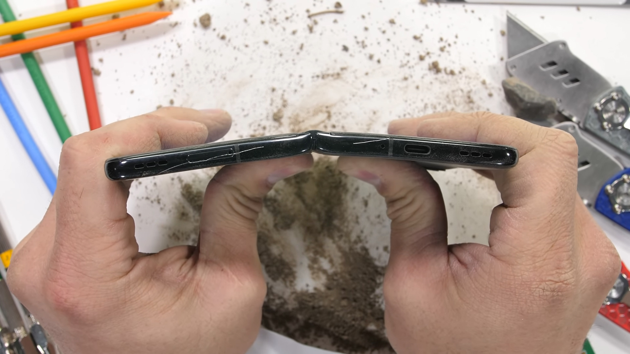 Thử nghiệm độ bền OPPO Find N với cát và vật cứng từ JerryRigEverything