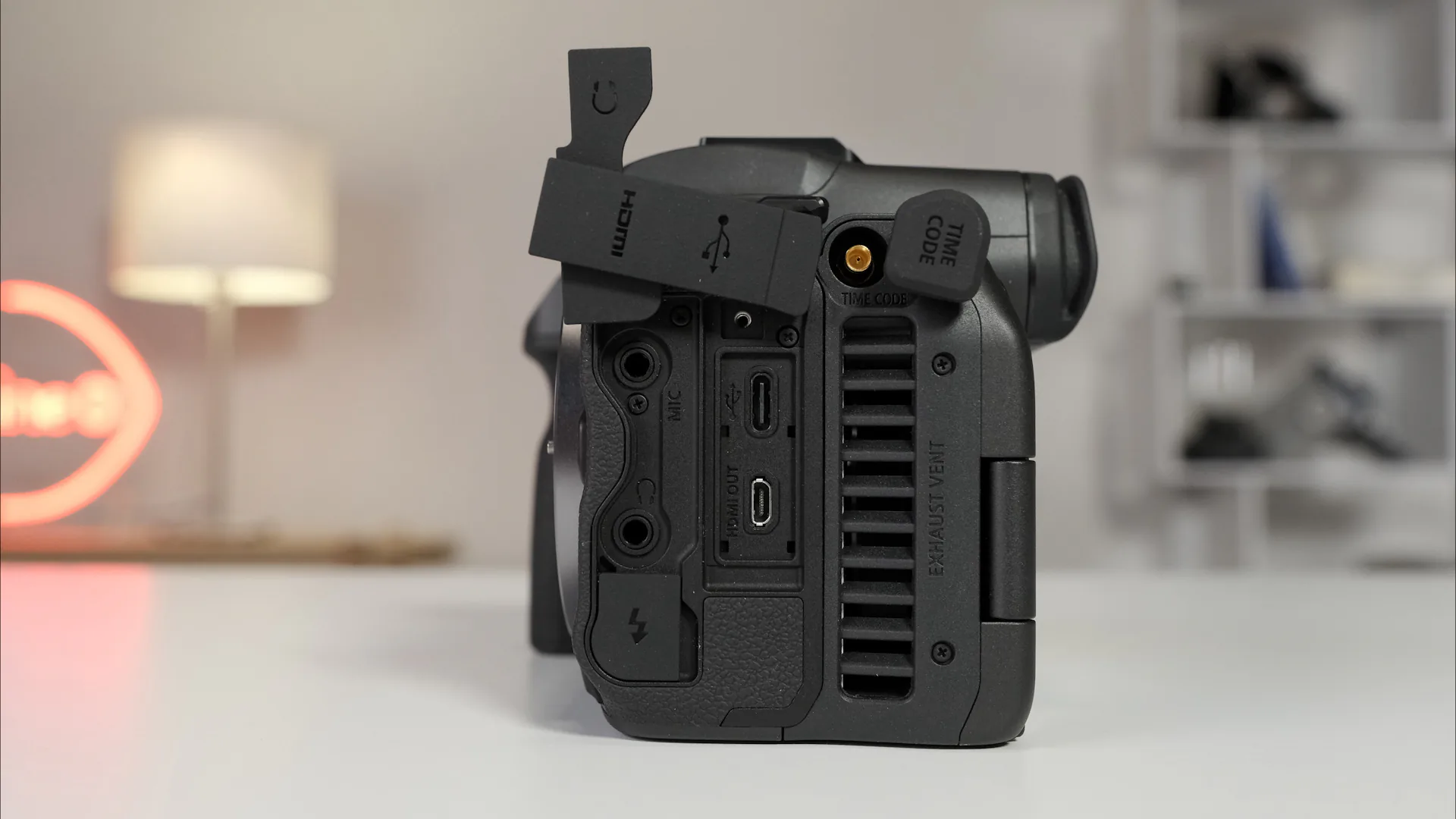 Canon ra mắt máy ảnh full frame hybrid EOS R5 C mới, tăng cường khả năng quay video