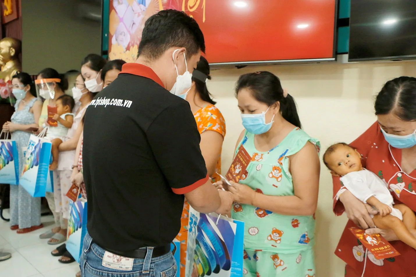 FPT Shop mang “Xuân ấm áp – Tết bình an” đến với những em nhỏ đặc biệt