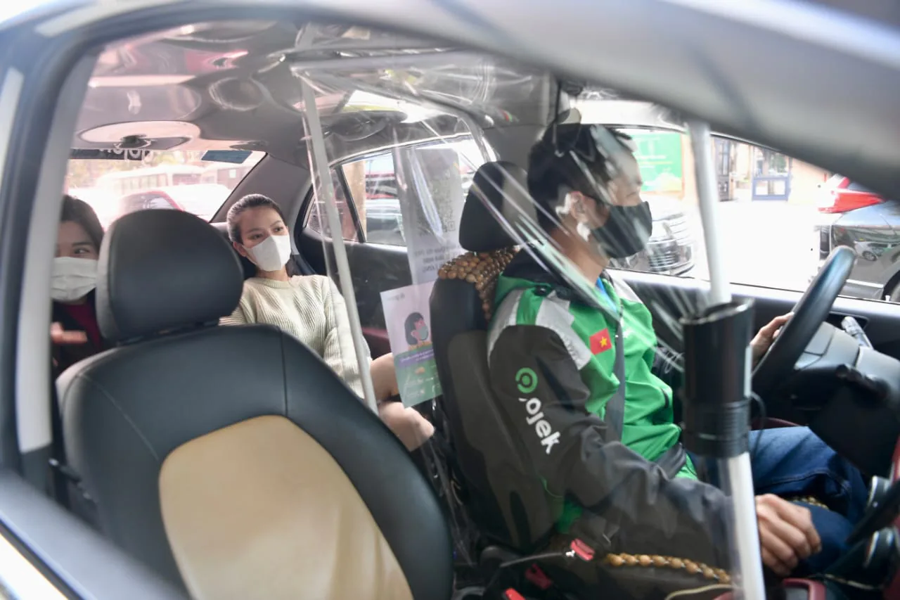 Gojek chính thức triển khai dịch vụ gọi xe ô tô công nghệ GoCar tại Hà Nội, trang bị đồng bộ màn chắn và máy lọc không khí trên xe