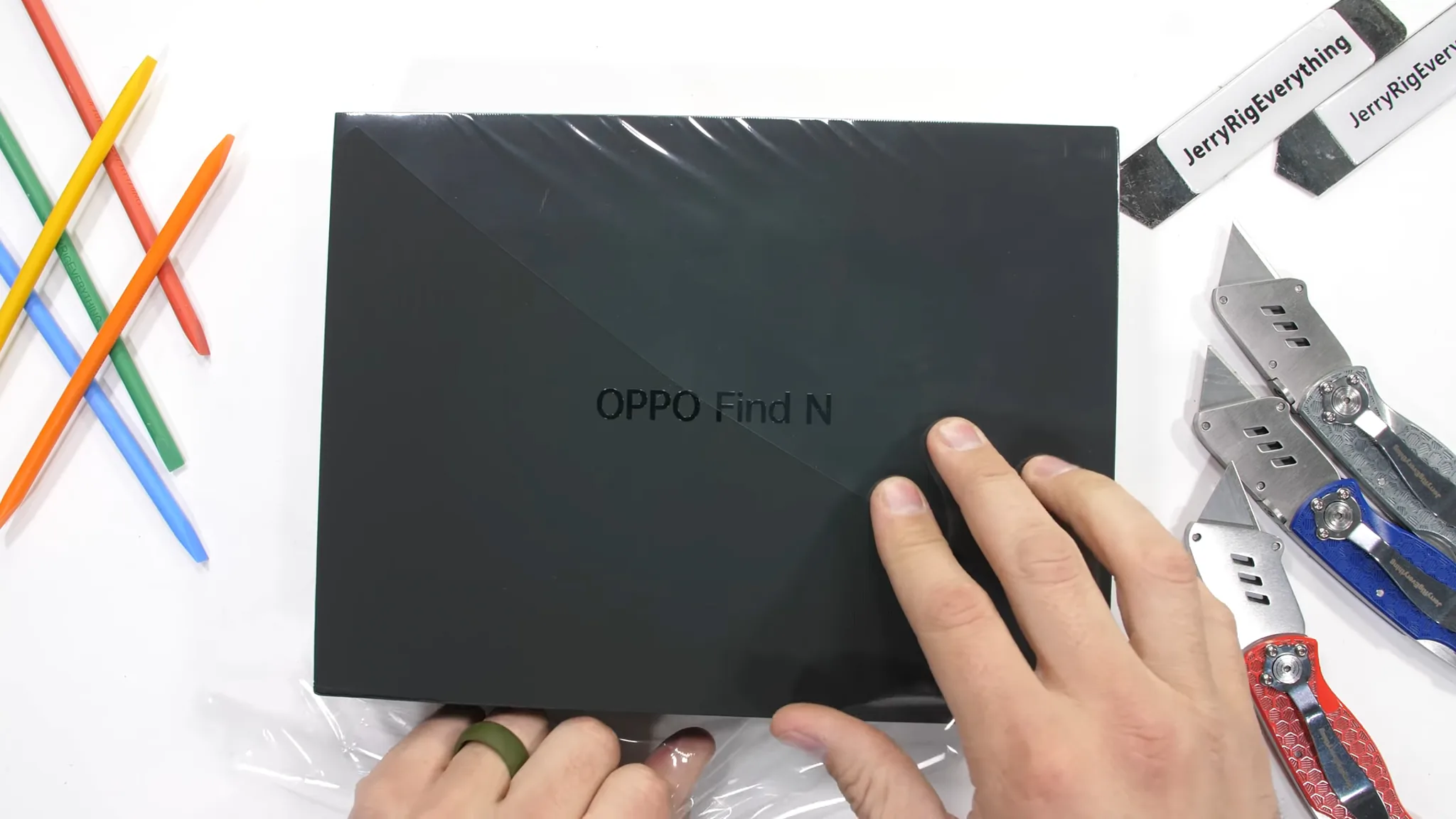 Thử nghiệm độ bền OPPO Find N với cát và vật cứng từ JerryRigEverything