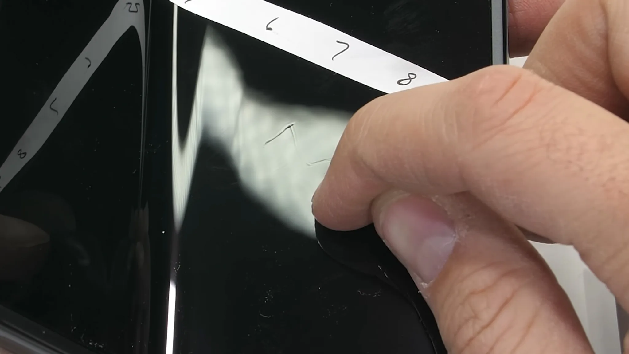 Thử nghiệm độ bền OPPO Find N với cát và vật cứng từ JerryRigEverything