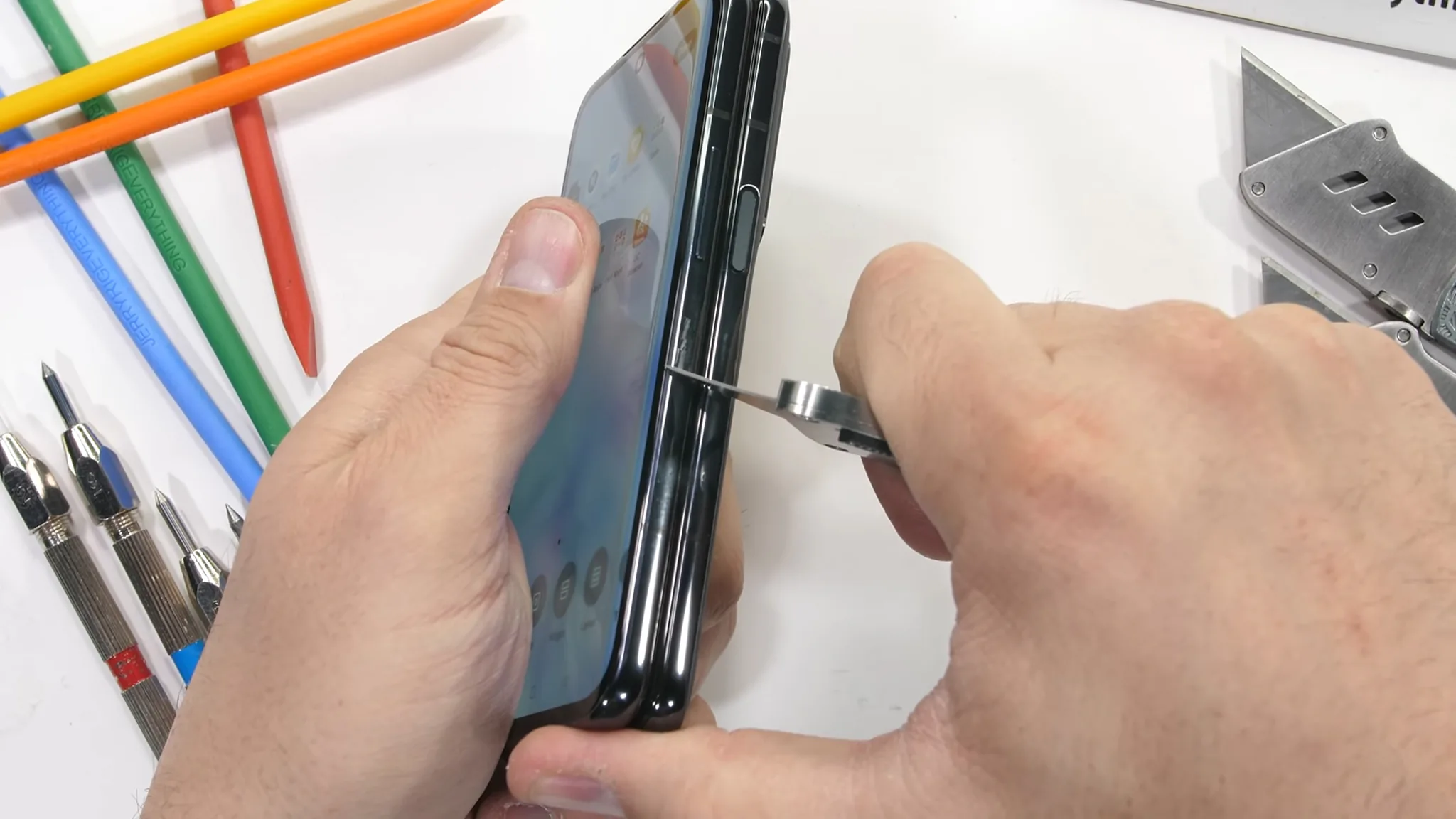 Thử nghiệm độ bền OPPO Find N với cát và vật cứng từ JerryRigEverything