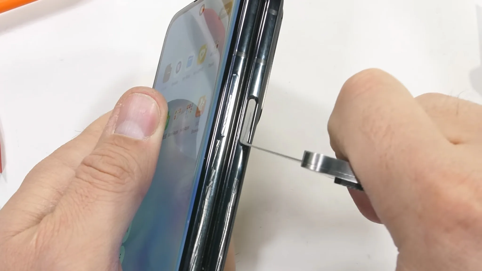 Thử nghiệm độ bền OPPO Find N với cát và vật cứng từ JerryRigEverything