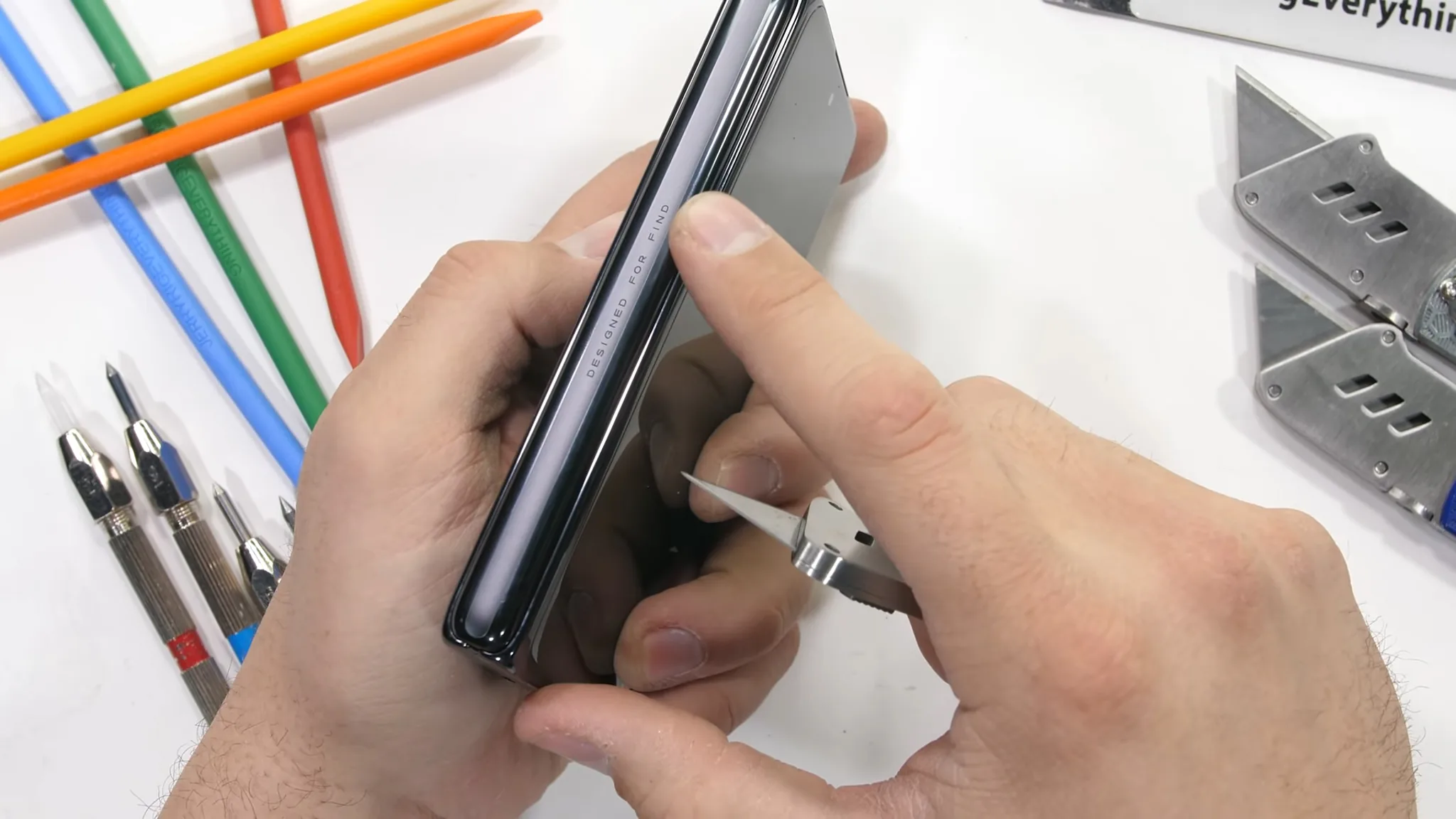 Thử nghiệm độ bền OPPO Find N với cát và vật cứng từ JerryRigEverything
