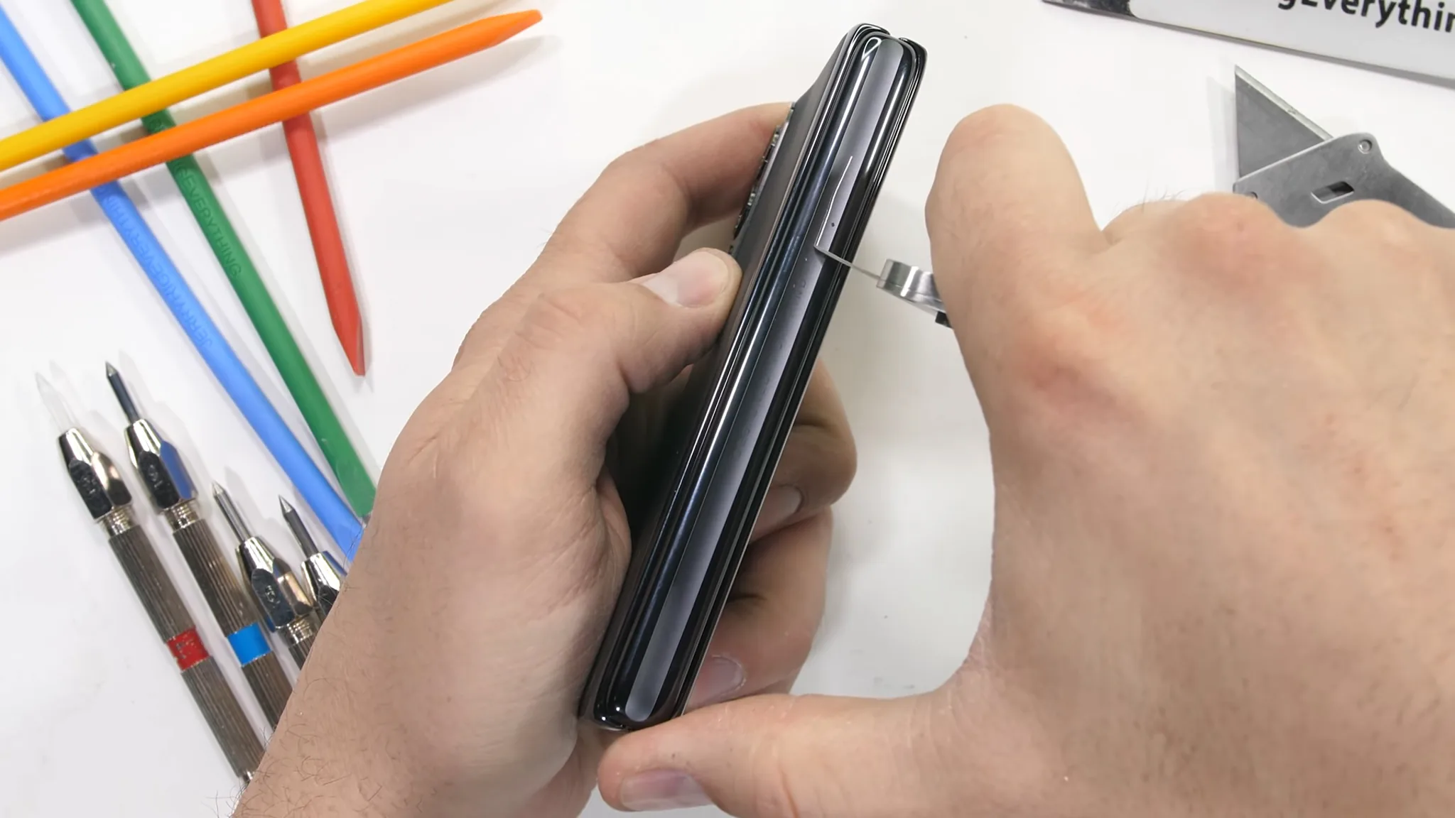Thử nghiệm độ bền OPPO Find N với cát và vật cứng từ JerryRigEverything