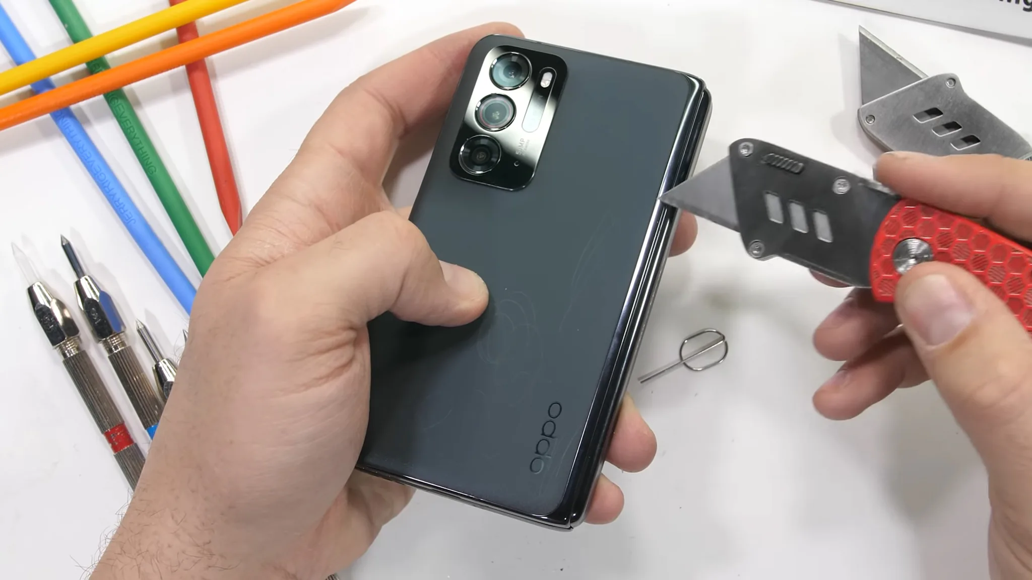 Thử nghiệm độ bền OPPO Find N với cát và vật cứng từ JerryRigEverything