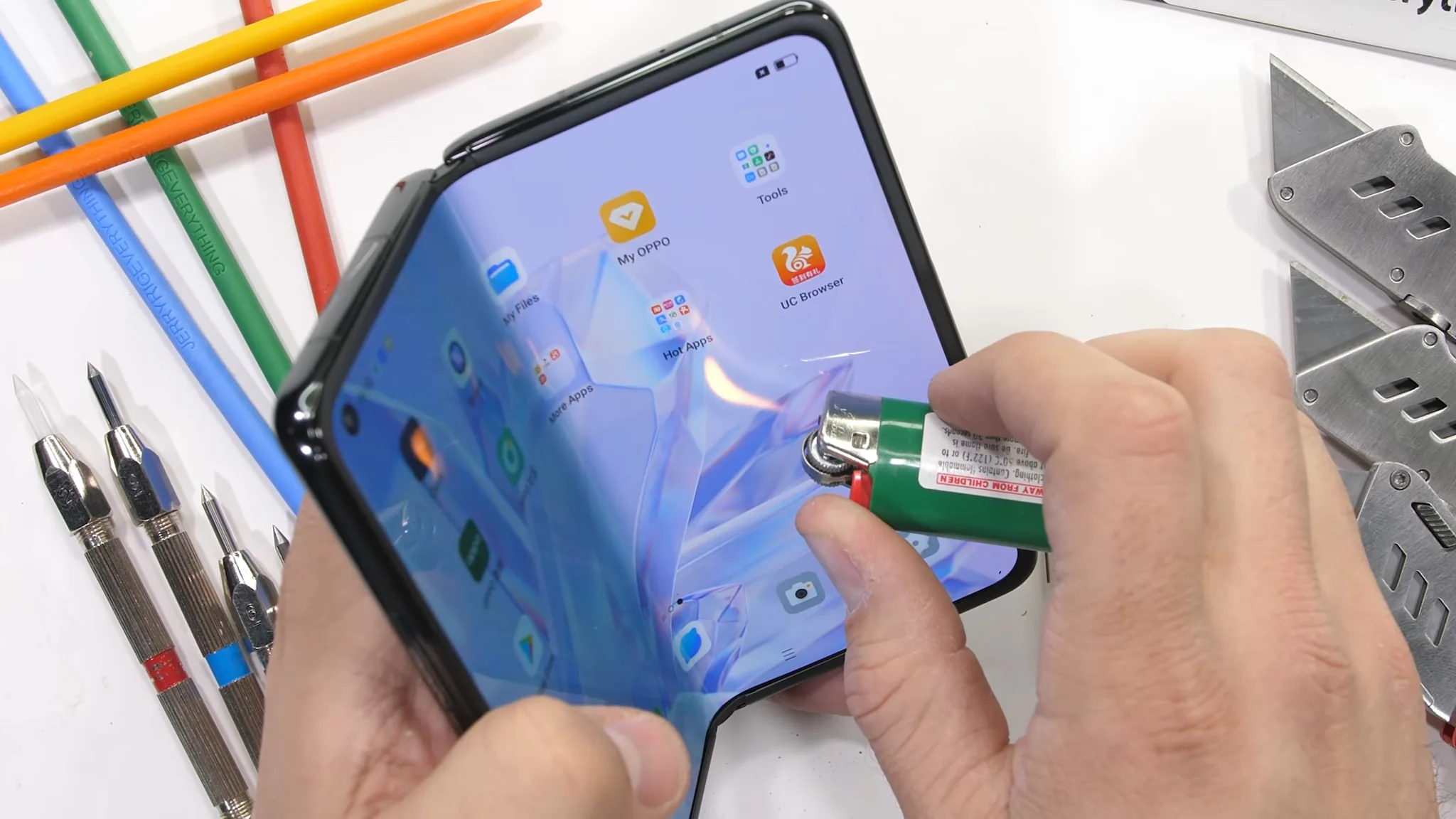 Thử nghiệm độ bền OPPO Find N với cát và vật cứng từ JerryRigEverything