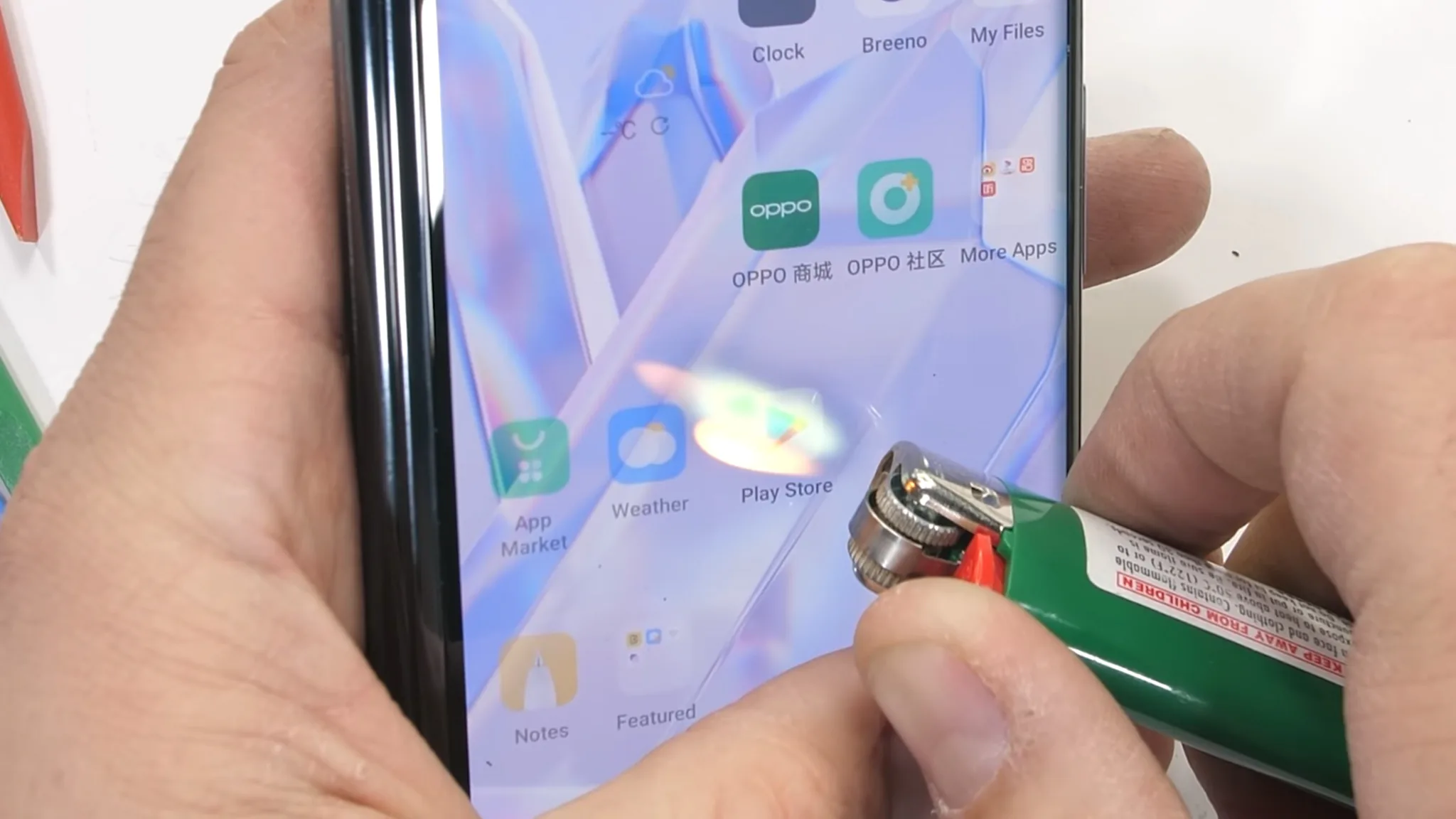 Thử nghiệm độ bền OPPO Find N với cát và vật cứng từ JerryRigEverything