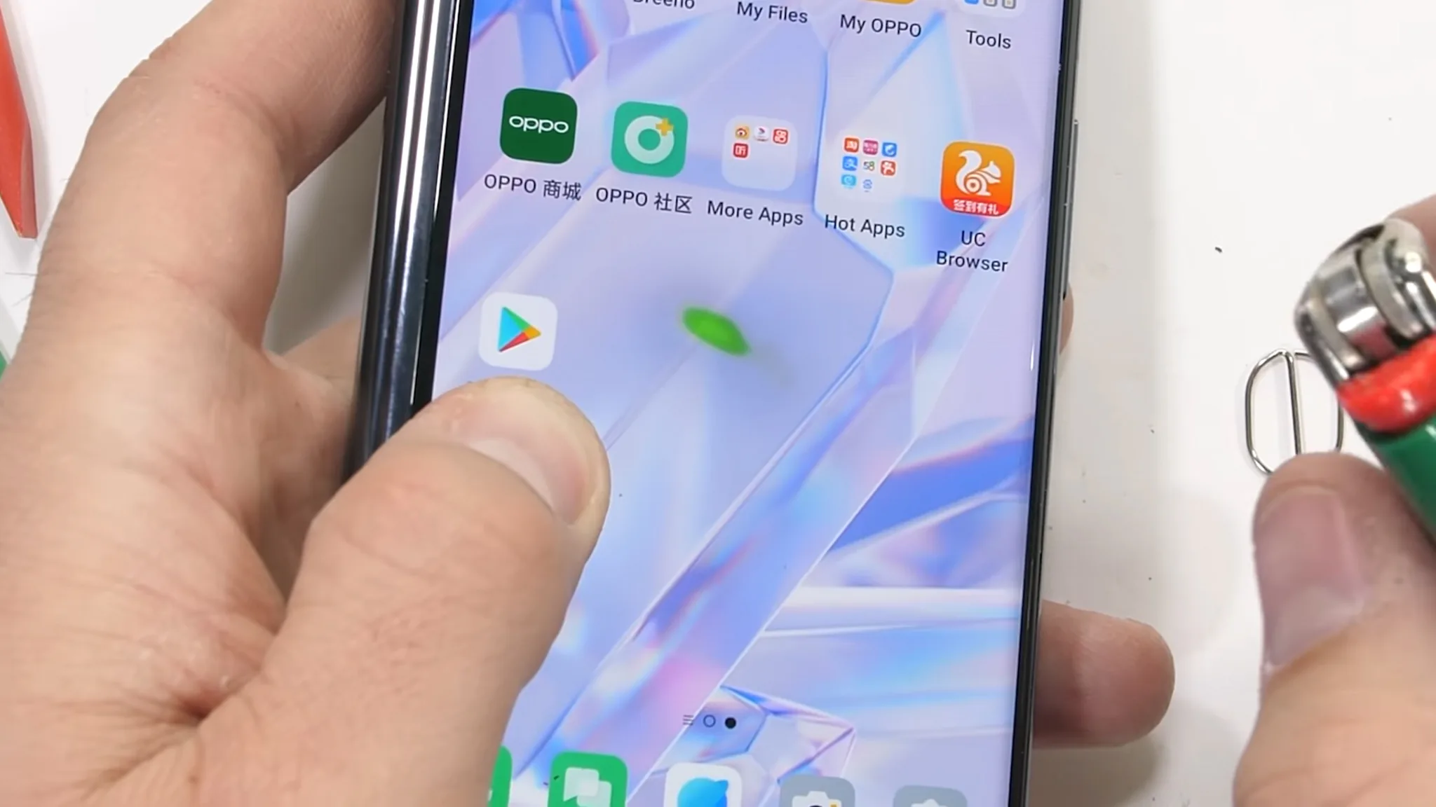 Thử nghiệm độ bền OPPO Find N với cát và vật cứng từ JerryRigEverything