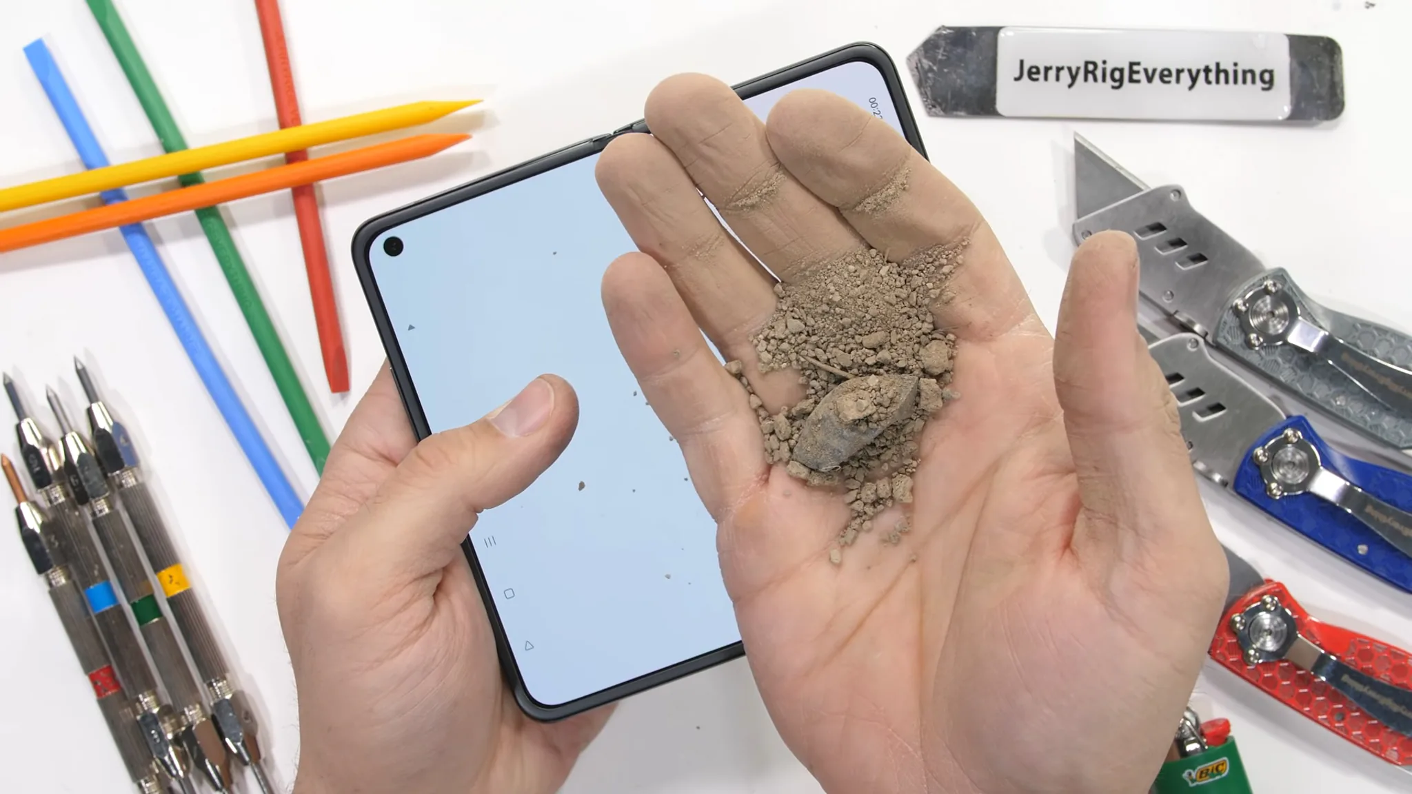Thử nghiệm độ bền OPPO Find N với cát và vật cứng từ JerryRigEverything