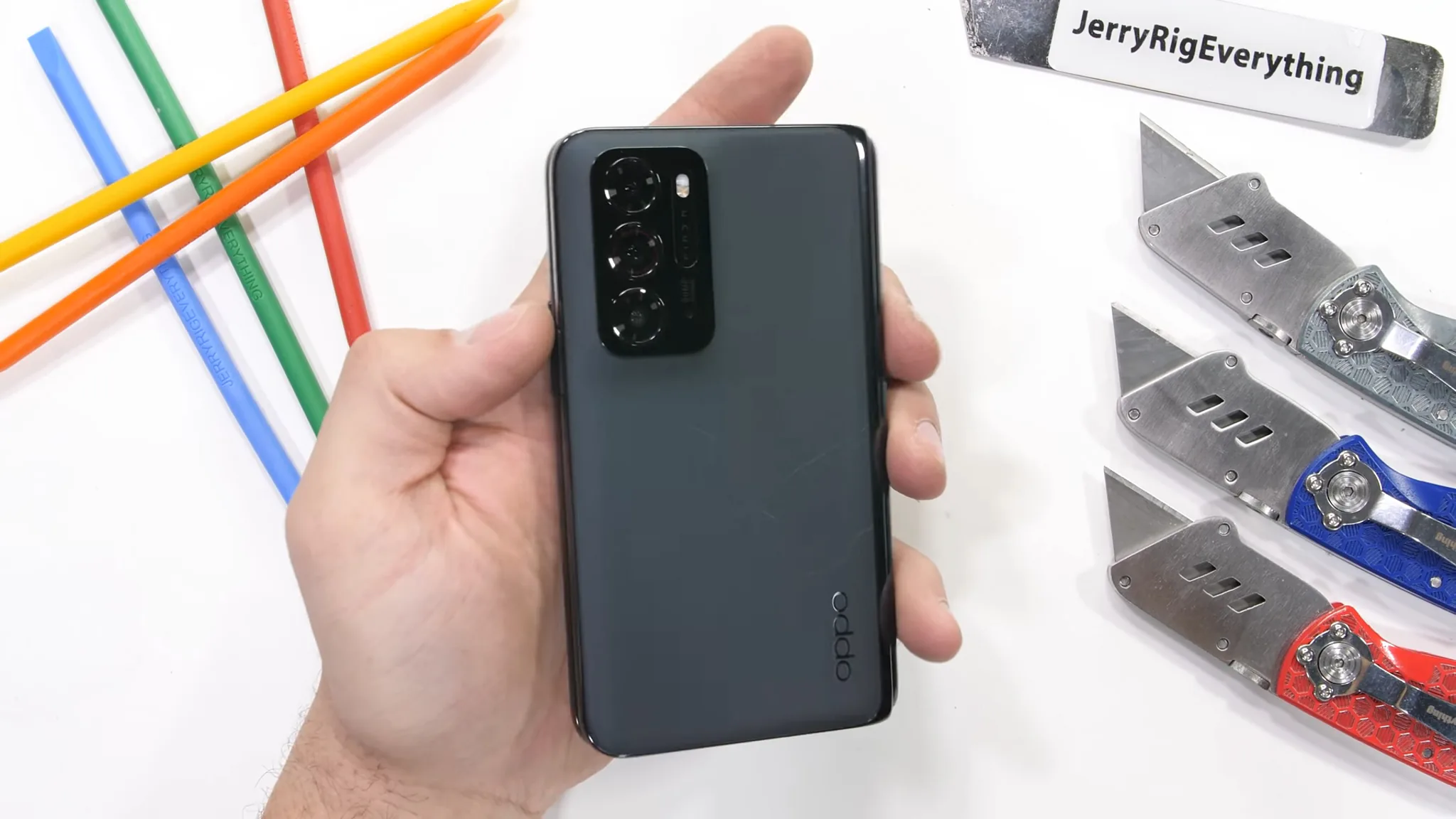 Thử nghiệm độ bền OPPO Find N với cát và vật cứng từ JerryRigEverything
